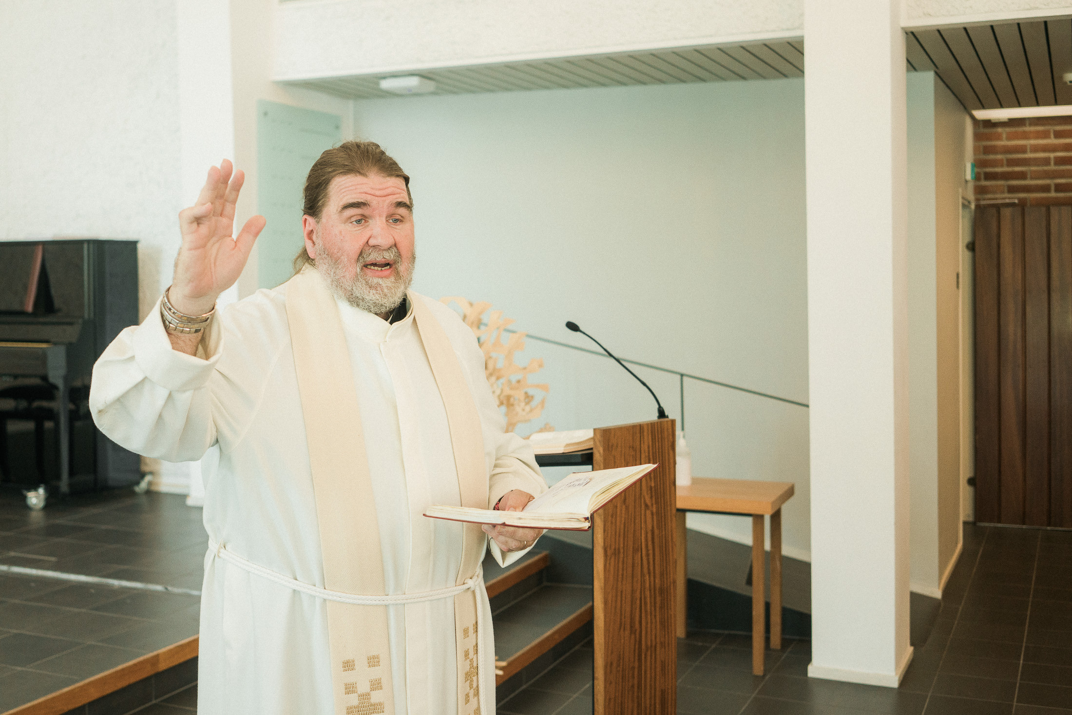 Ristiäisten kuvaus Helsingin Pitäjämäen kirkossa