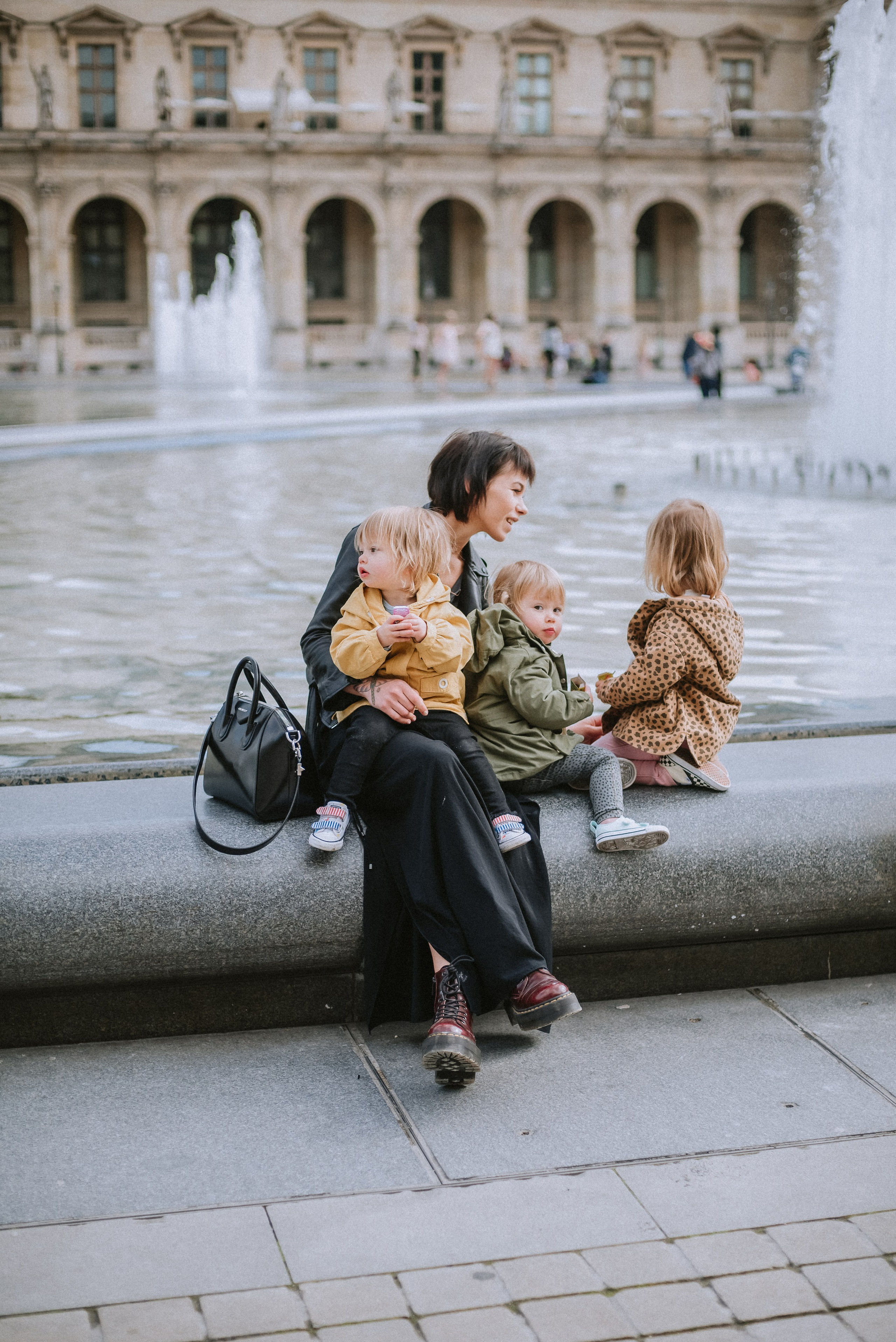 Lifestyle family walk in Tuileries Gardens. Ksenia Marchand/ Lifestyle photographer in Paris
