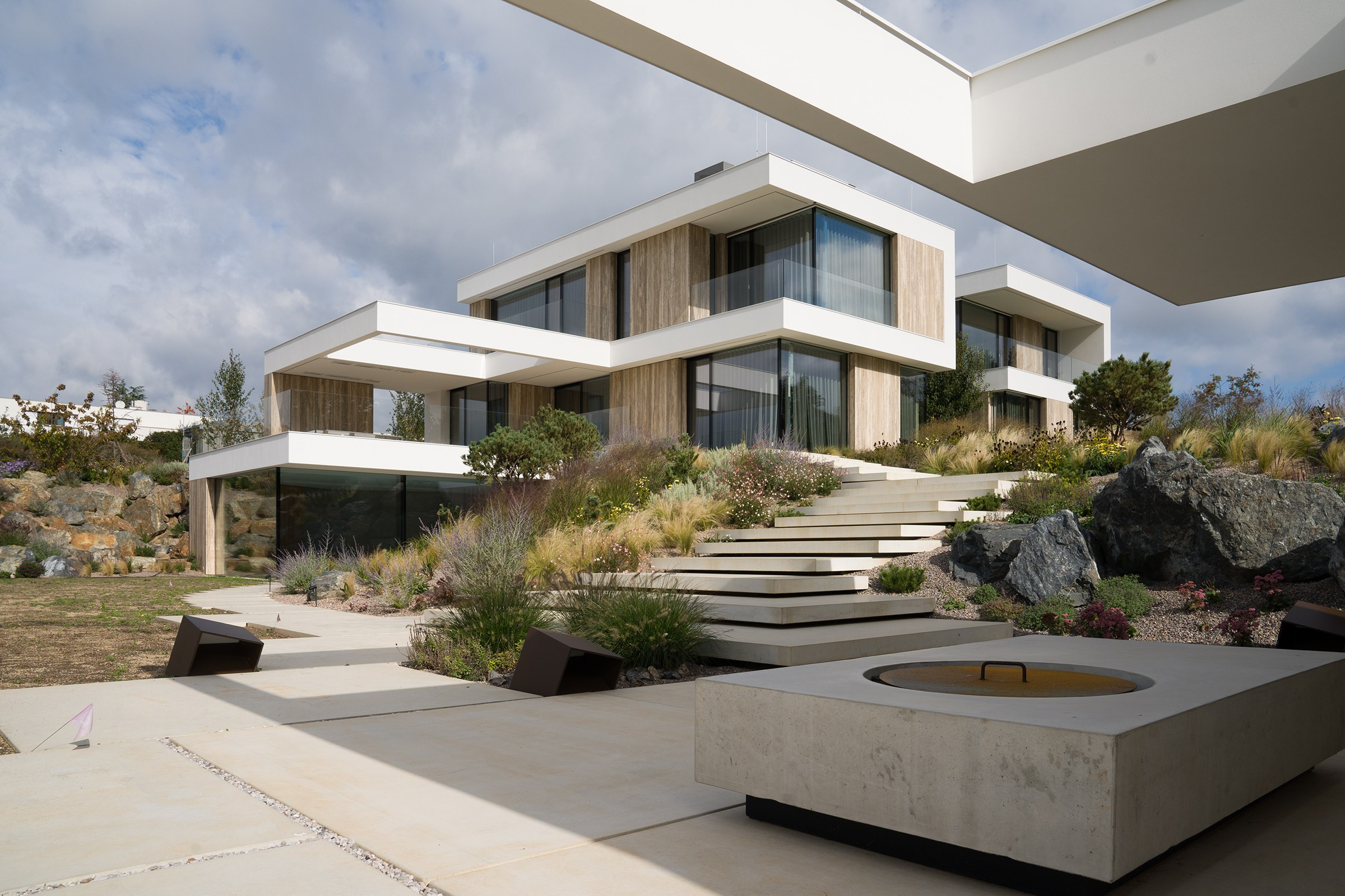 Архитектор в Праге Architekt Praha - Navrhujeme luxusní domy. Špičková moderní architektura. architektonické studio Praha. Architekti rodinných domů | Architektonické studio Praha. Zahradní architekt. Bytový Architekt a Návrhy interiérů. Architekt rodinných domů. Luxury villa Nejlepší Vily  Luxury vila русскоговорящий архитектор в чехии дизайнер интерьера прага Дизайн интерьера - Архитектор жилых помещений Прага проект виллы проект дома в праге строительство дома чехия проект участка ландшафтный дизайн návrhy zahrad