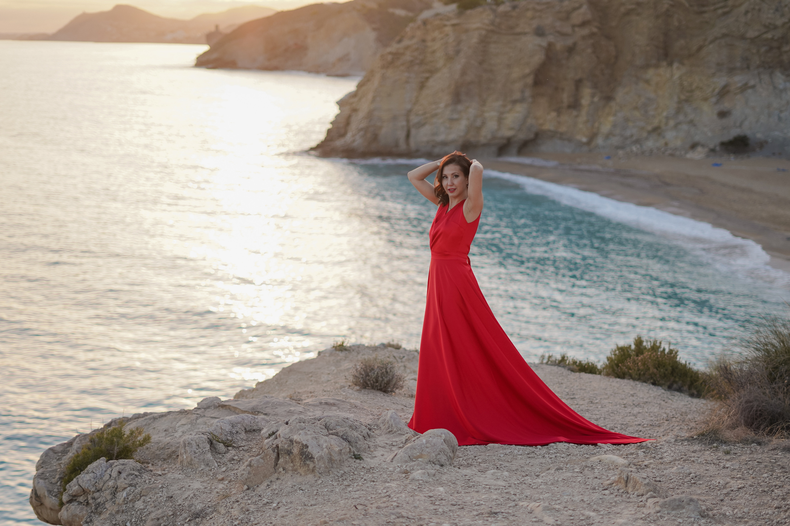 En vestido rojo al atardecer. Fotografo familiar, bodas, reportaje Diana Memetova Alicante, Benidorm