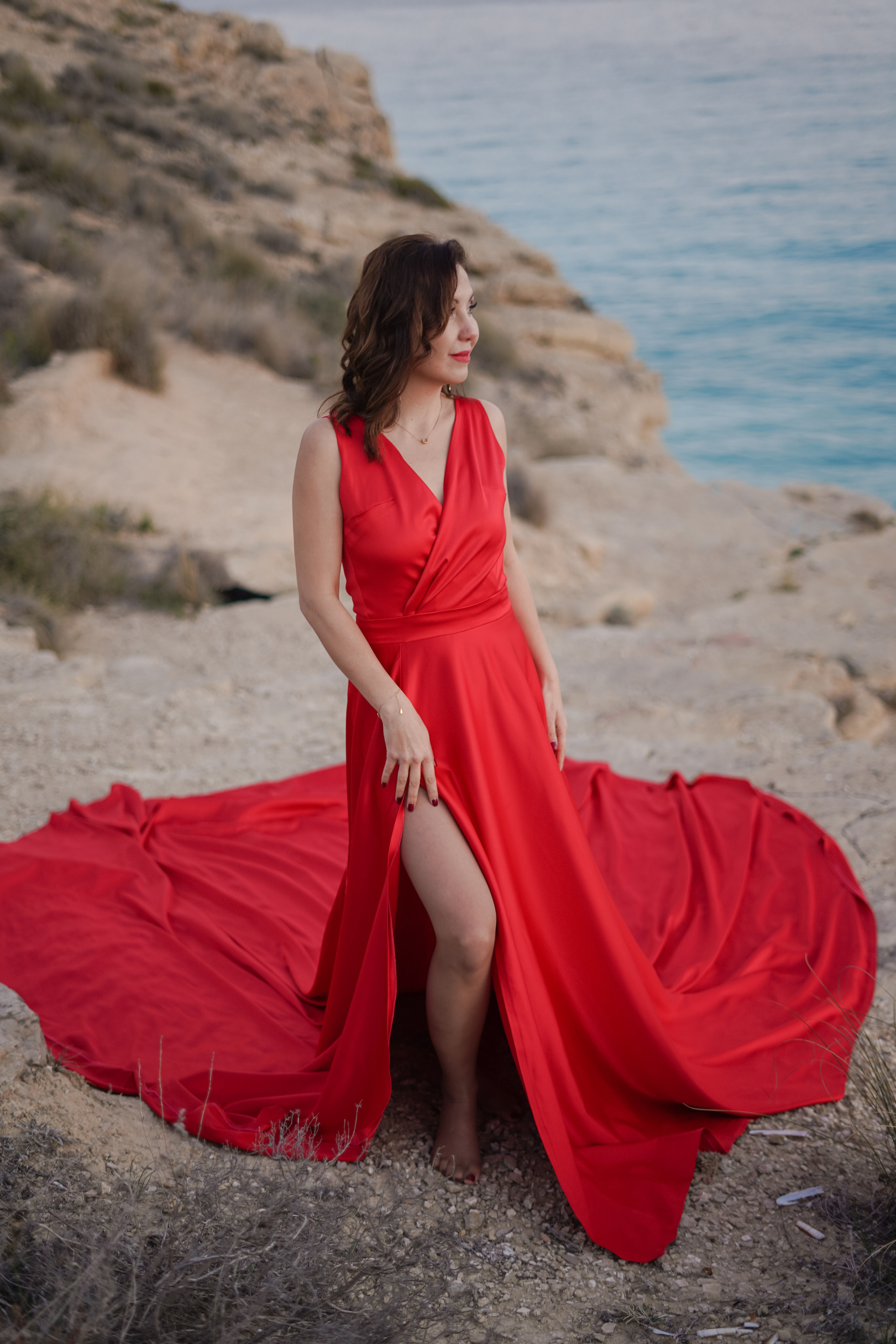 En vestido rojo al atardecer. Fotografo familiar, bodas, reportaje Diana Memetova Alicante, Benidorm