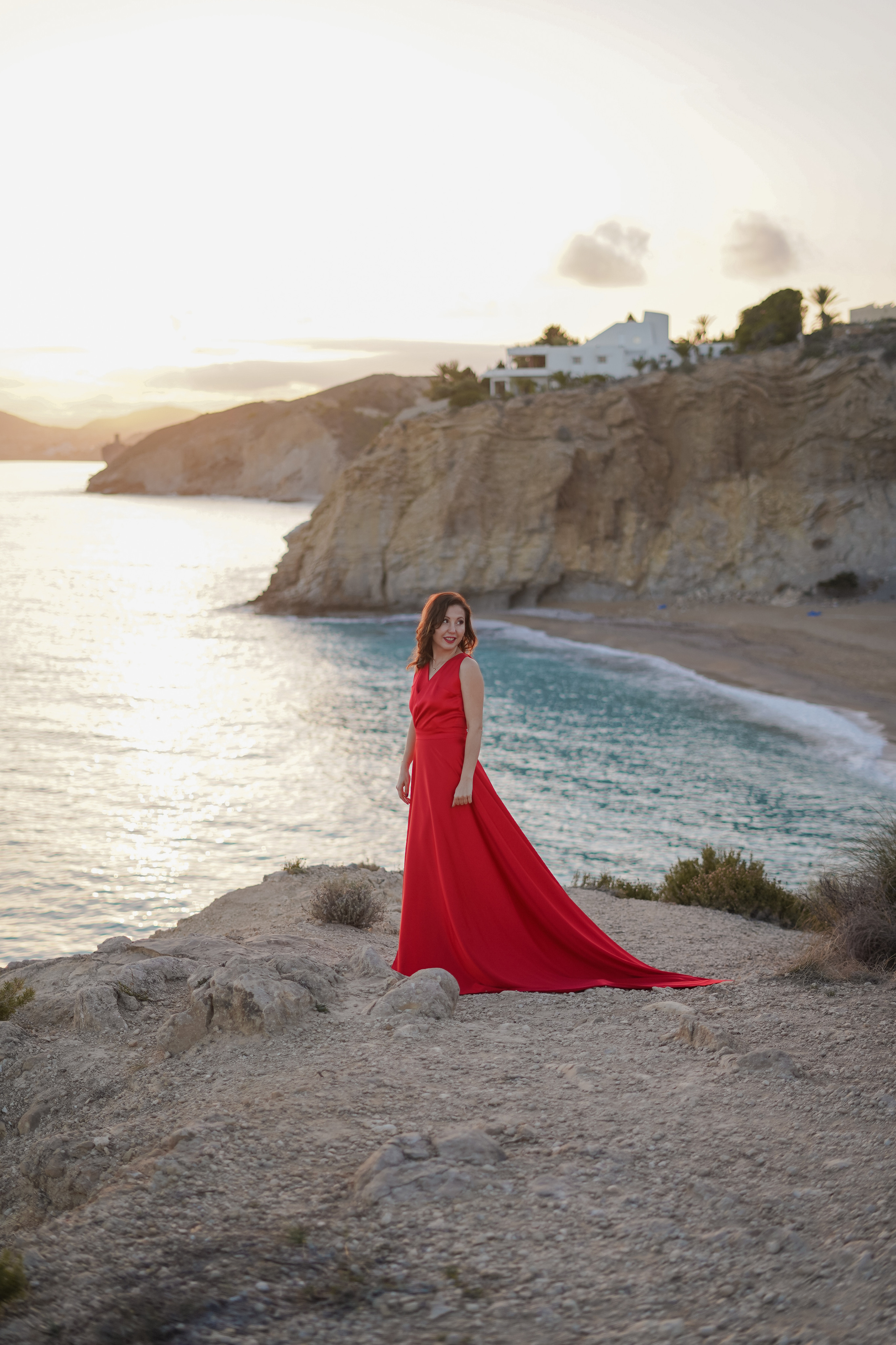 En vestido rojo al atardecer. Fotografo familiar, bodas, reportaje Diana Memetova Alicante, Benidorm
