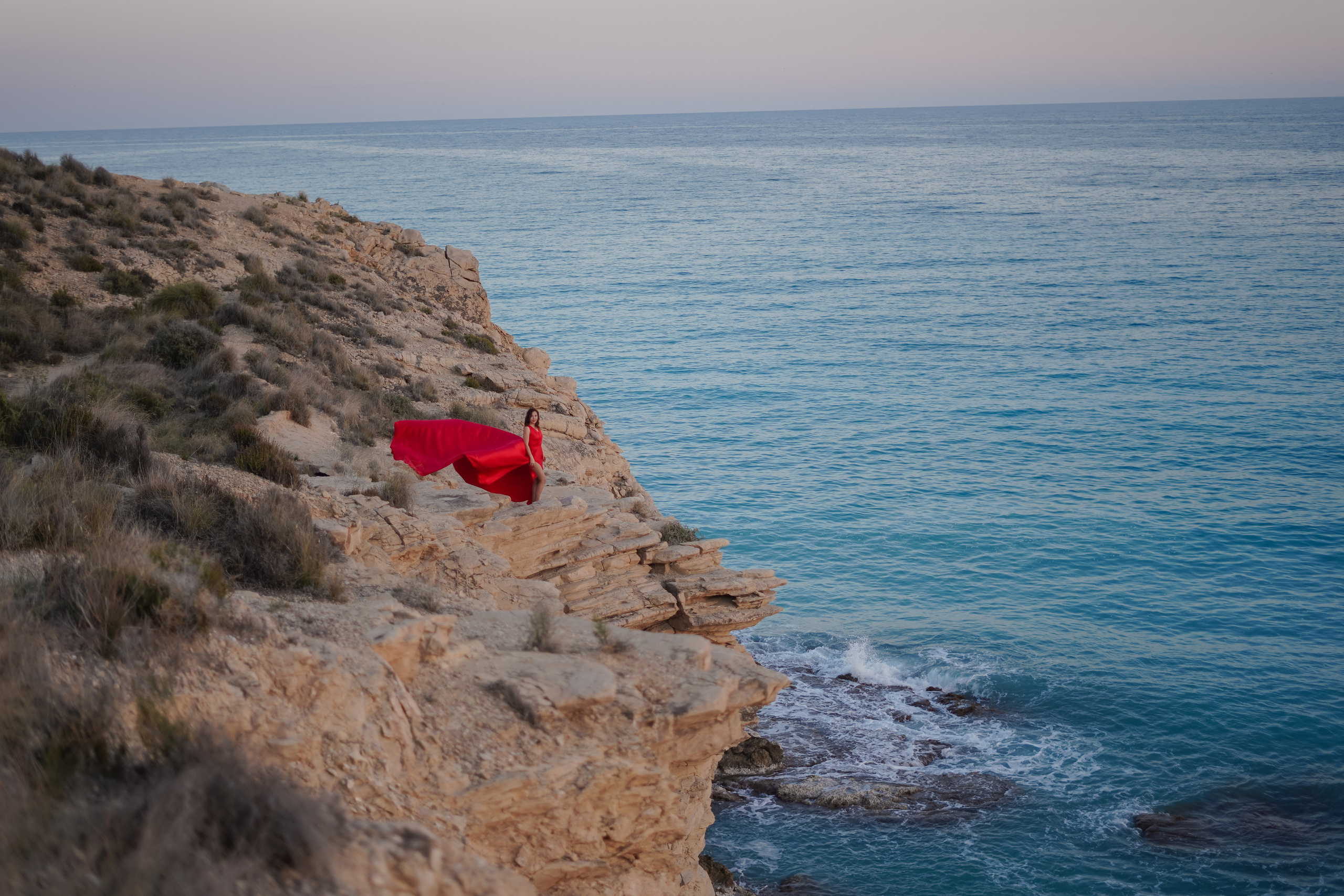 En vestido rojo al atardecer. Fotografo familiar, bodas, reportaje Diana Memetova Alicante, Benidorm