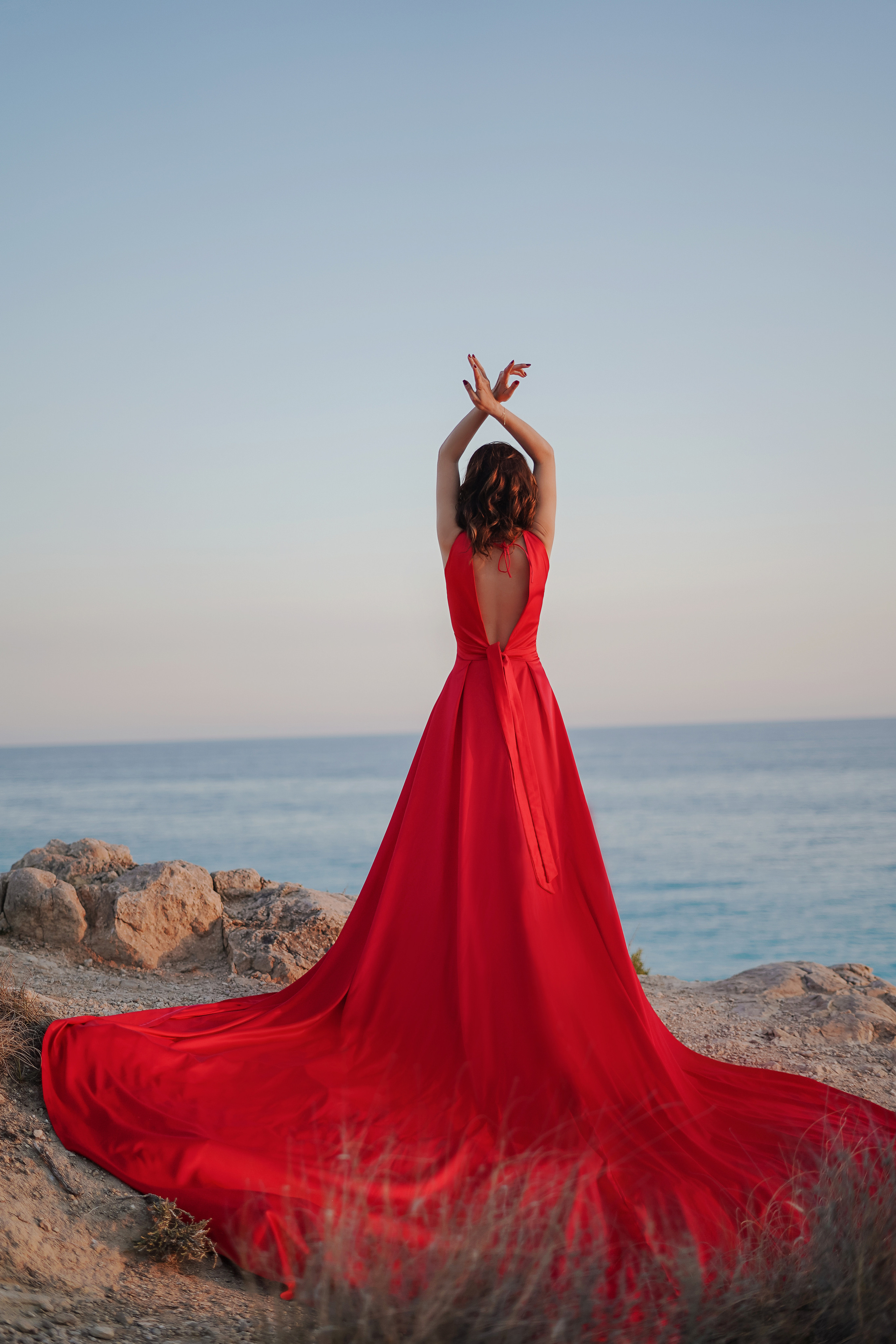 En vestido rojo al atardecer. Fotografo familiar, bodas, reportaje Diana Memetova Alicante, Benidorm