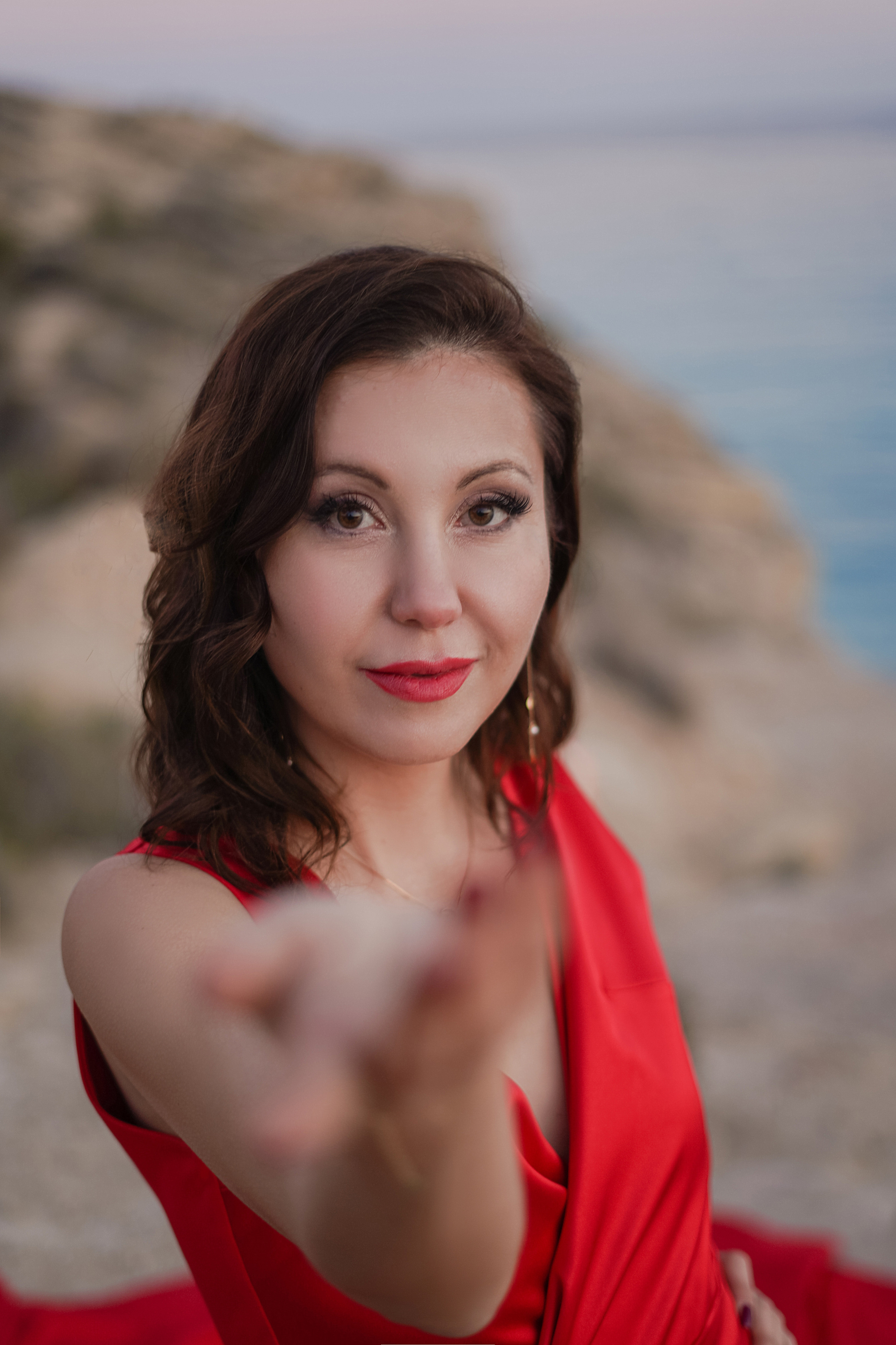 En vestido rojo al atardecer. Fotografo familiar, bodas, reportaje Diana Memetova Alicante, Benidorm