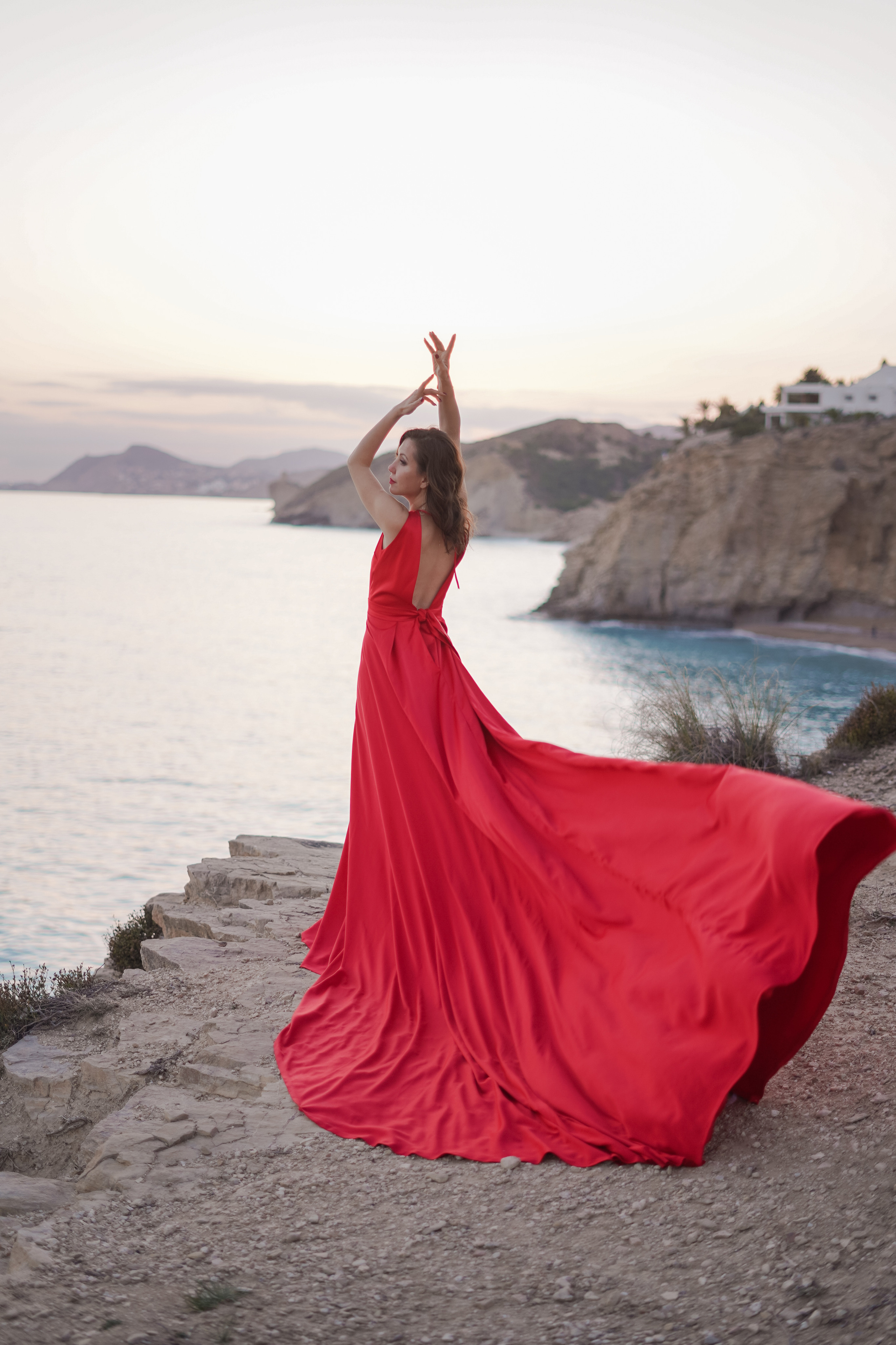 En vestido rojo al atardecer. Fotografo familiar, bodas, reportaje Diana Memetova Alicante, Benidorm