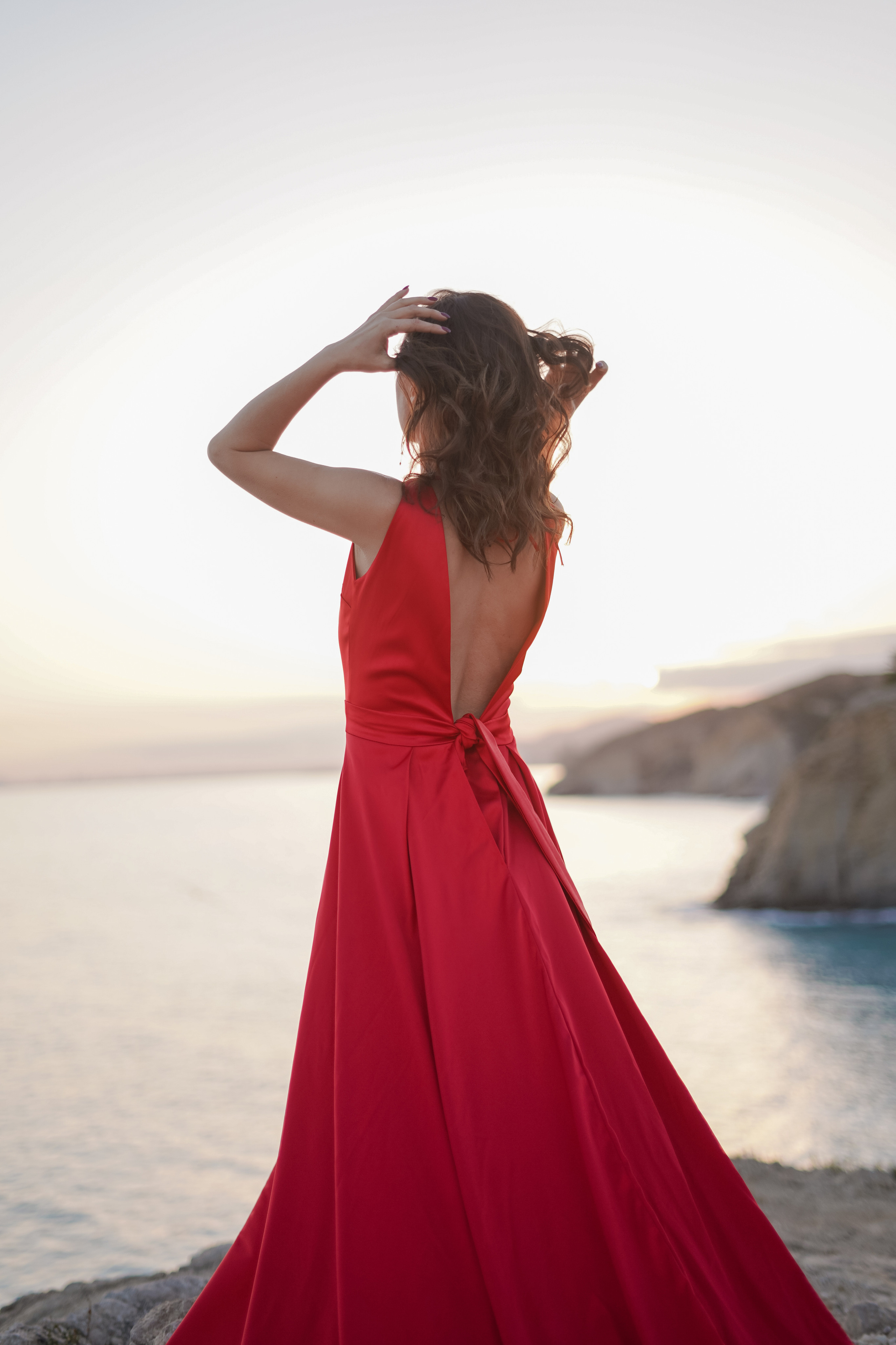 En vestido rojo al atardecer. Fotografo familiar, bodas, reportaje Diana Memetova Alicante, Benidorm