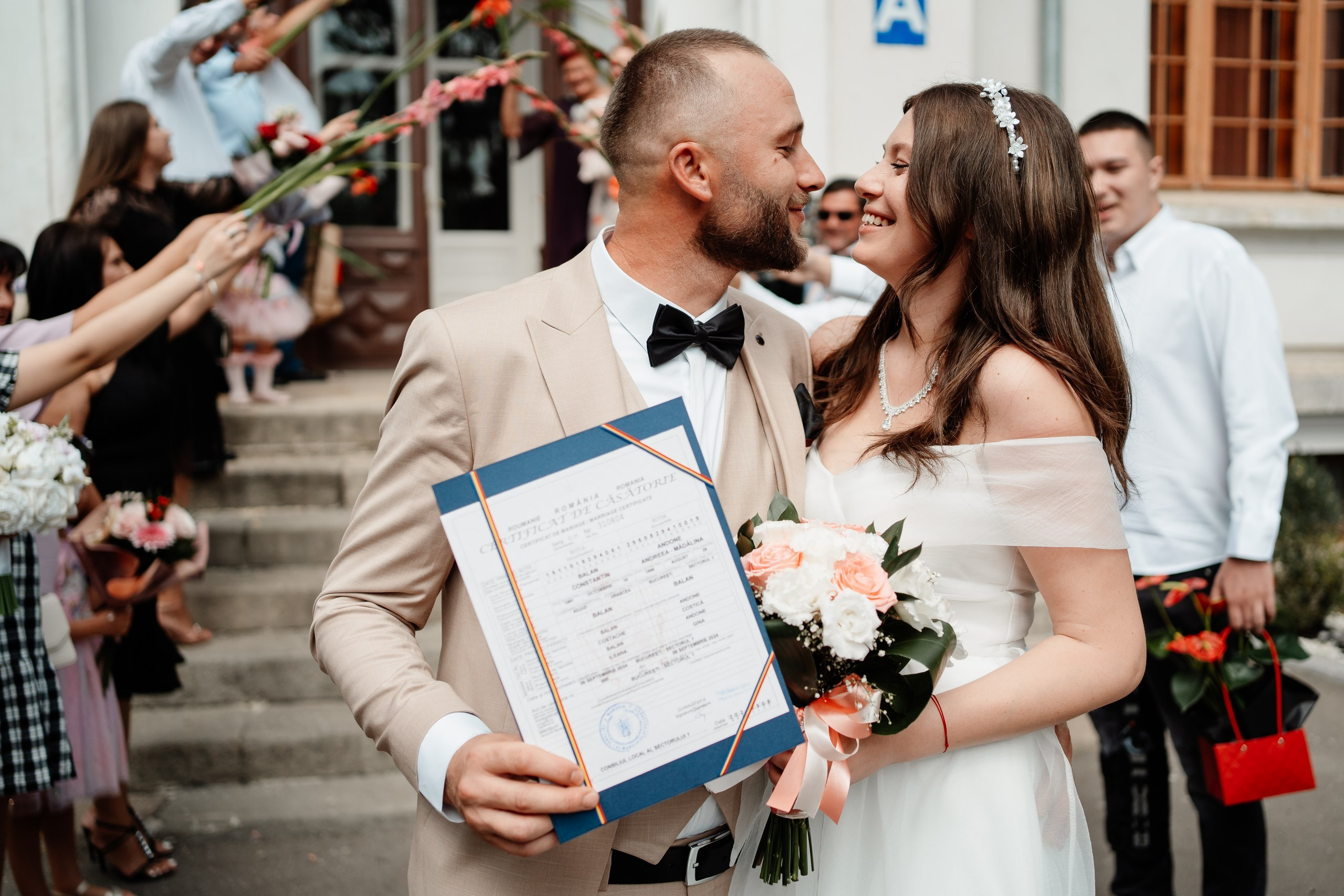 Miri fericiți în fața oficiului stării civile din Bucuresti, Sector 1, celebrând începutul unei noi vieți împreună. Fotografie de cununie civilă, capturând naturalețea și bucuria momentului special.