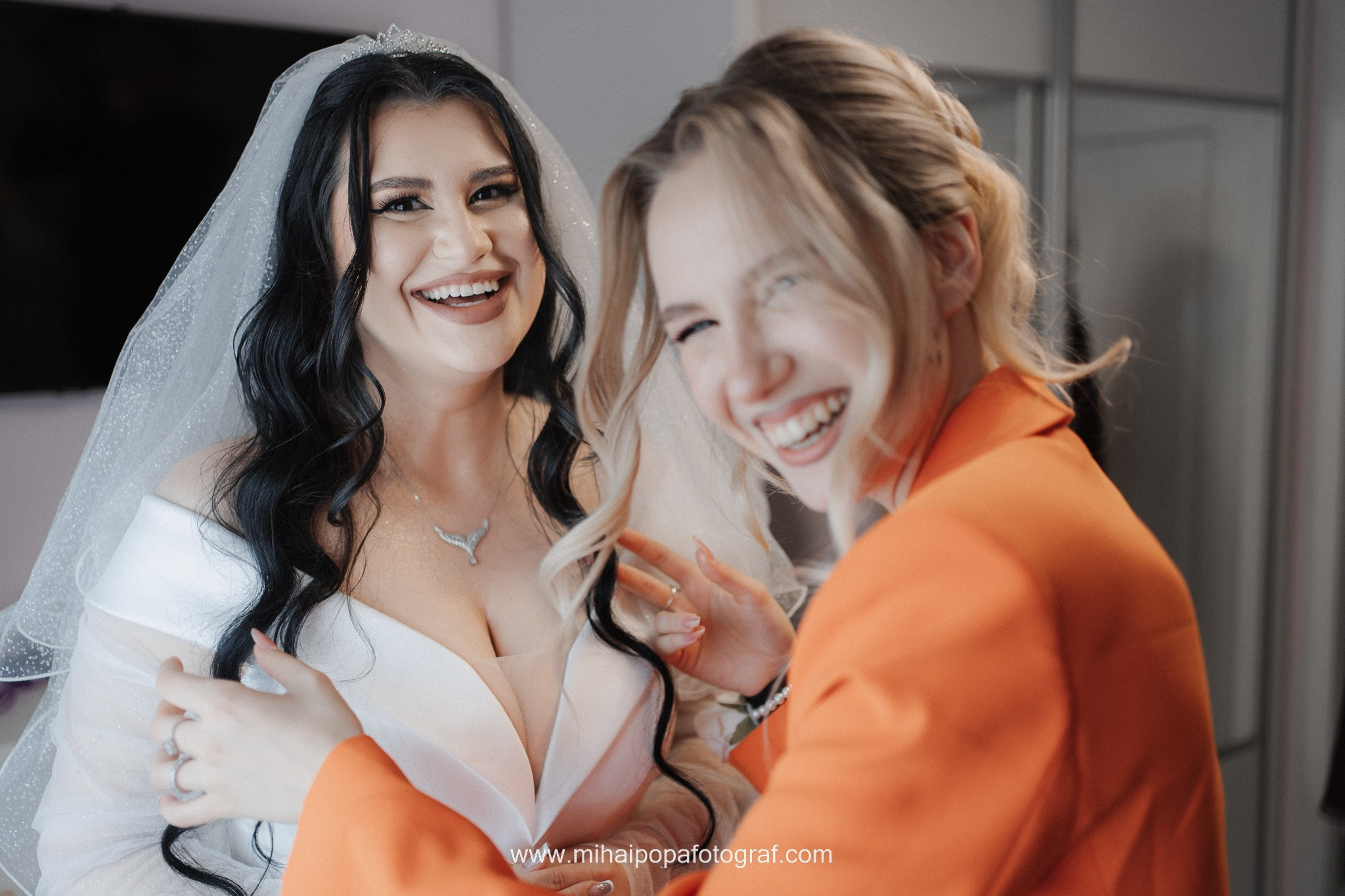 Moment emoționant între miri în ziua nunții, surprins într-un cadru natural și romantic, la Cazinoul Constanta. Fotografie de nuntă profesională, editată artistic pentru a evidenția emoția și eleganța evenimentului.