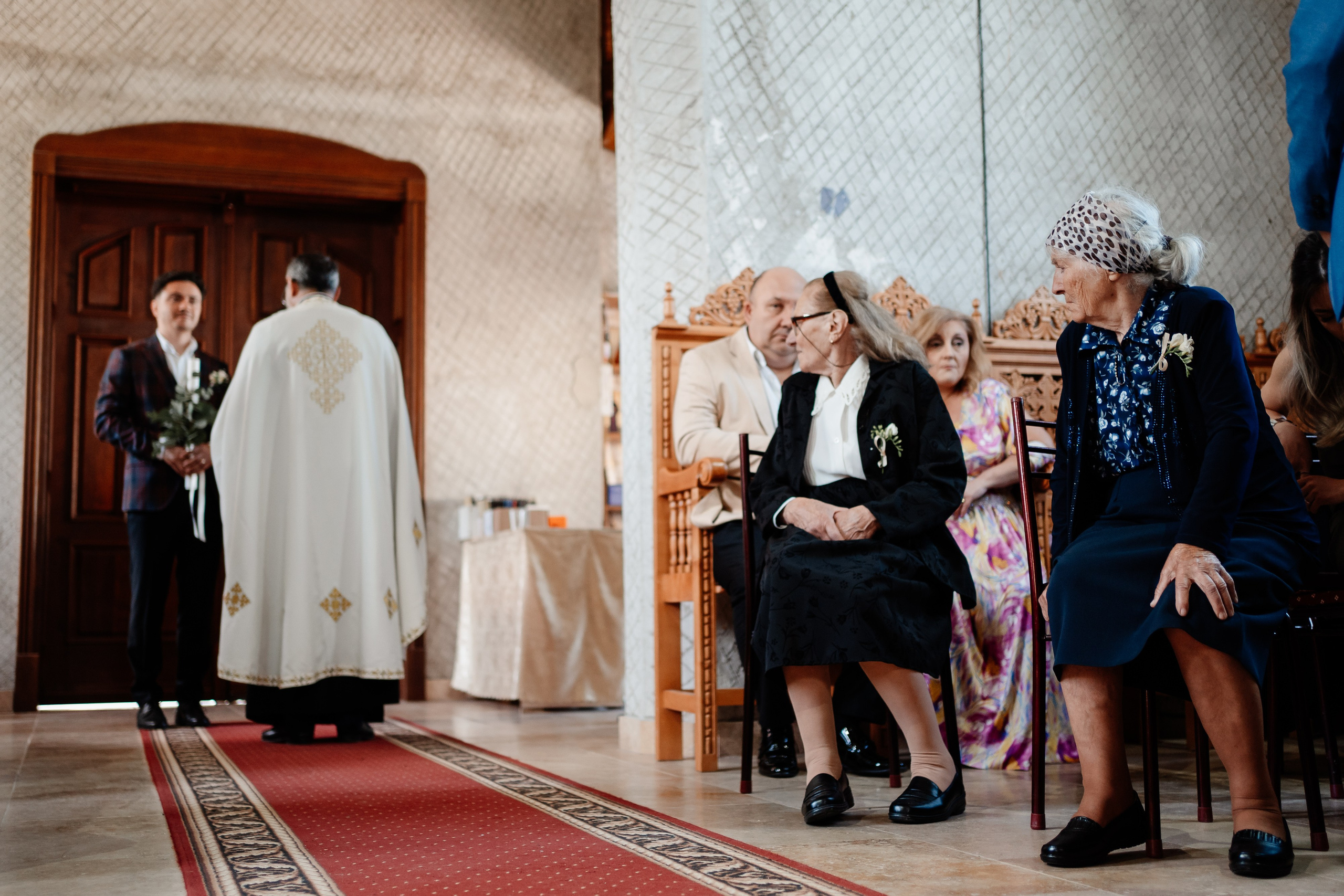 Moment emoționant între miri în ziua nunții, surprins într-un cadru natural și romantic, la Grădina Lahovari. Fotografie de nuntă profesională, editată artistic pentru a evidenția emoția și eleganța evenimentului.