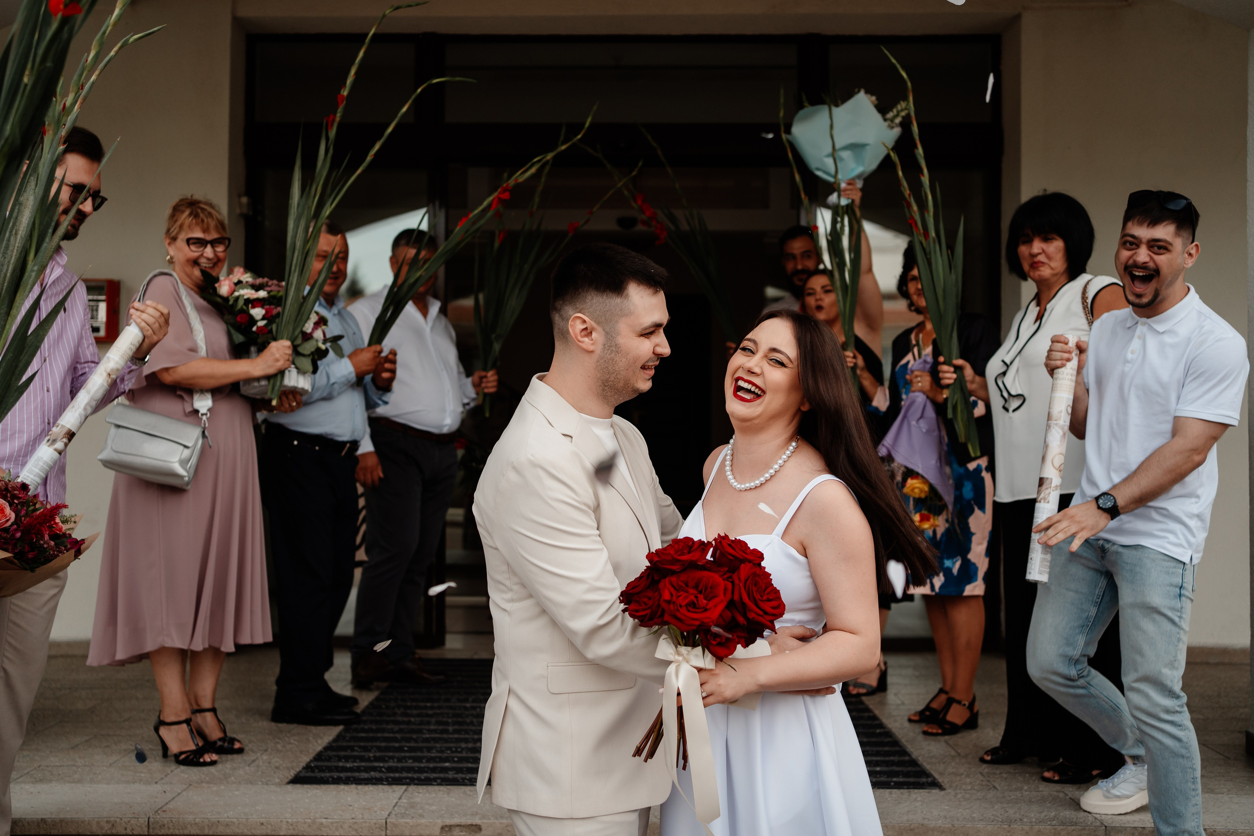 Miri fericiți în fața oficiului stării civile din Ilfov, celebrând începutul unei noi vieți împreună. Fotografie de cununie civilă, capturând naturalețea și bucuria momentului special.