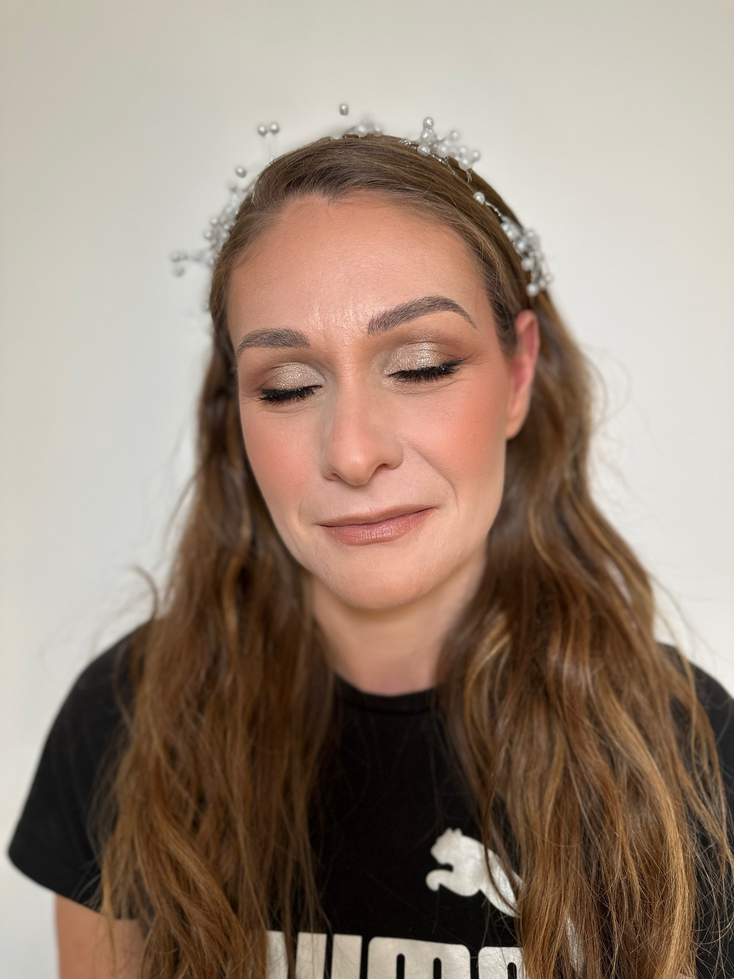 „Machiaj natural fresh și discret, cu ten luminos, nuanțe neutre și un aspect proaspăt. Ideal pentru un look elegant și effortless de zi cu zi.”