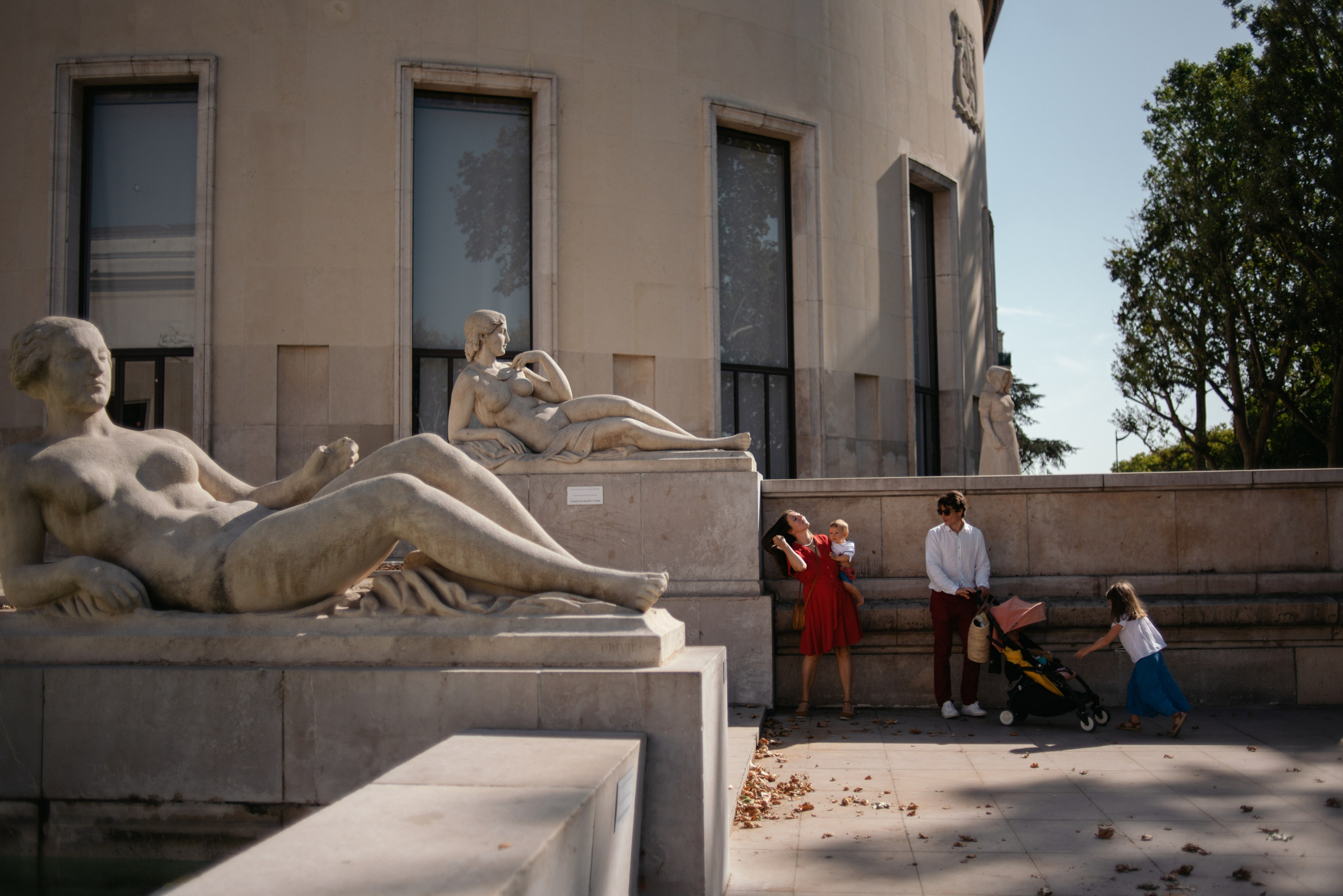 Elegant family moments by the Eiffel tower. Ksenia Marchand/ Lifestyle photographer in Paris