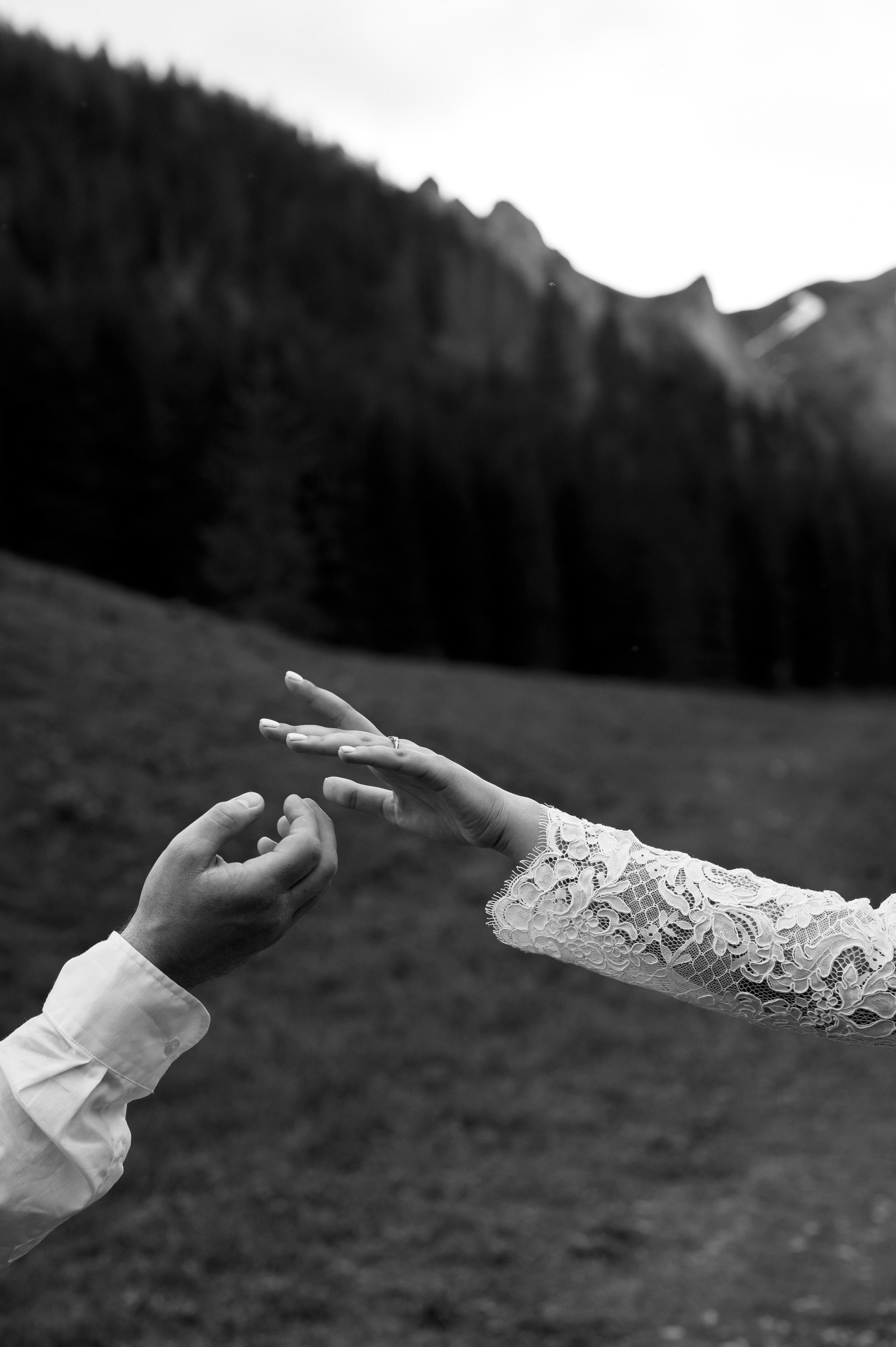 Hochzeitsfotoshooting in den Bergen | Natürliche & Romantische Hochzeitsbilder