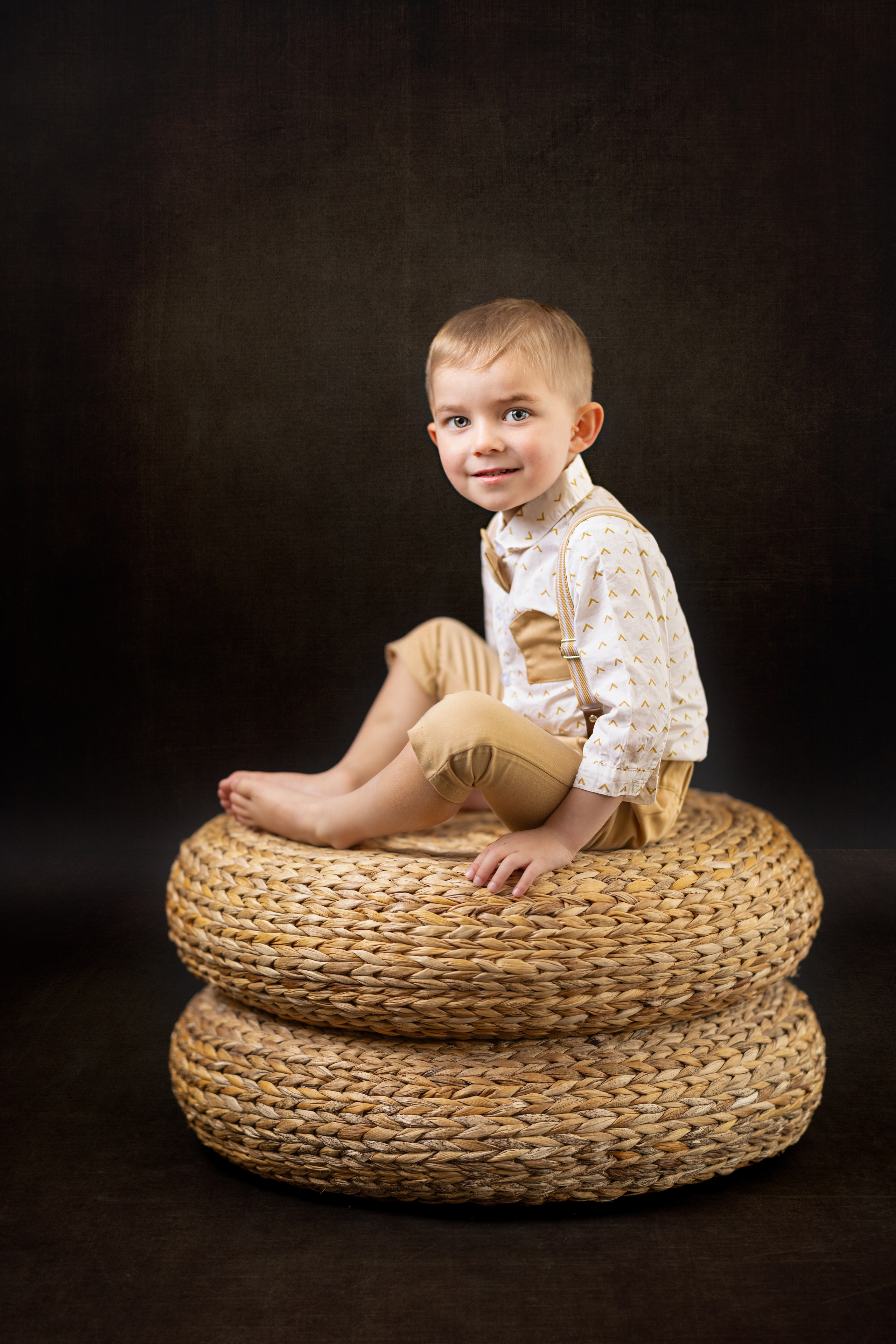 Fine Art children’s portraits in Dresden – artistic photography for your child. A studio with unique vintage outfits, perfect lighting, and an artistic atmosphere. No matter how active your child is – I will capture their essence beautifully!