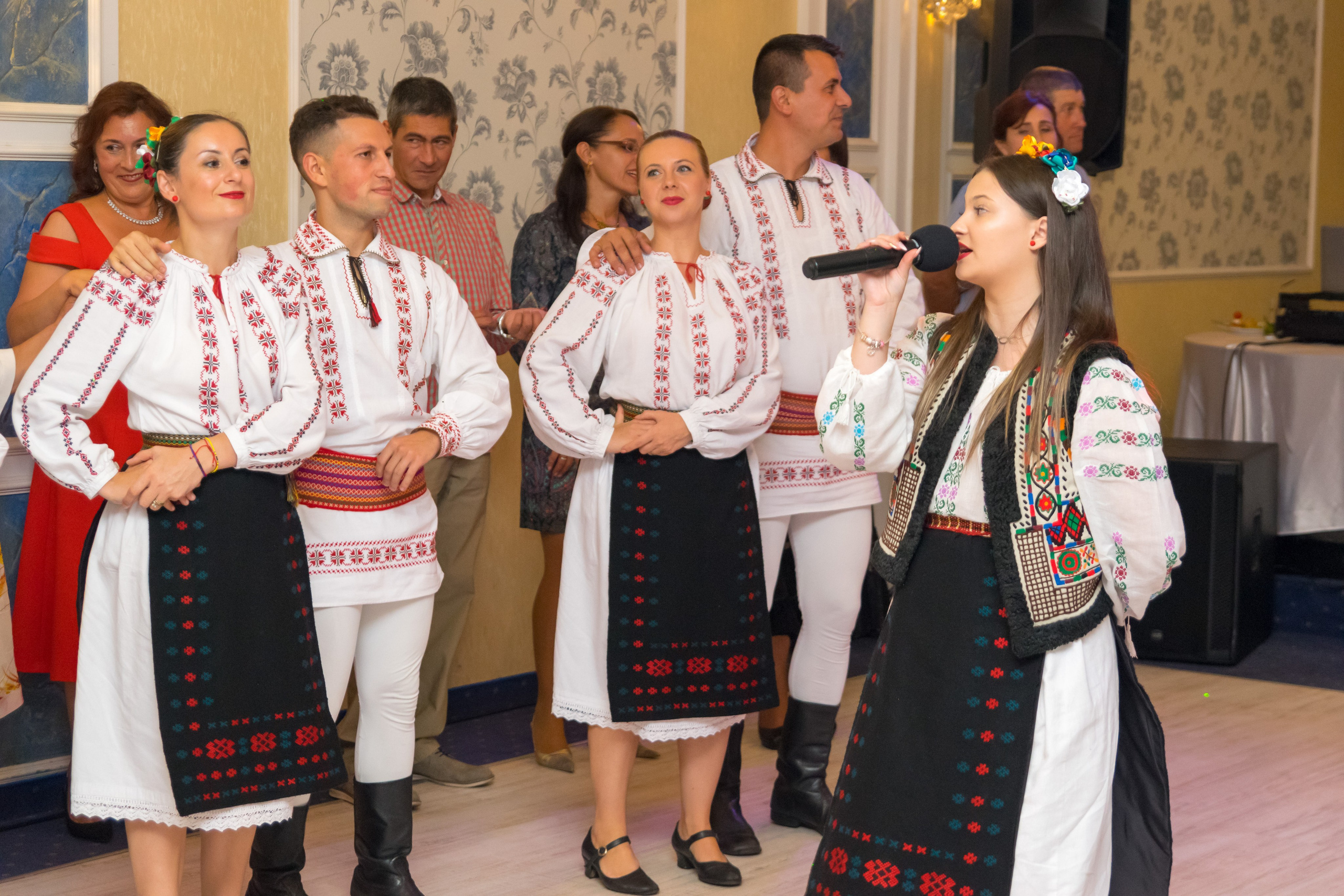 Cât ne costă nunta? Ghid complet pentru viitori miri, cost nunta, ce cheltuieli avem la nunta, cat costa dj, cat costa buchetul de mireasa, cost buchet nasa, cost formatie, cost band, cost saxofon, cost fotograf nunta, cost videograf nunta, cost salon de nunta