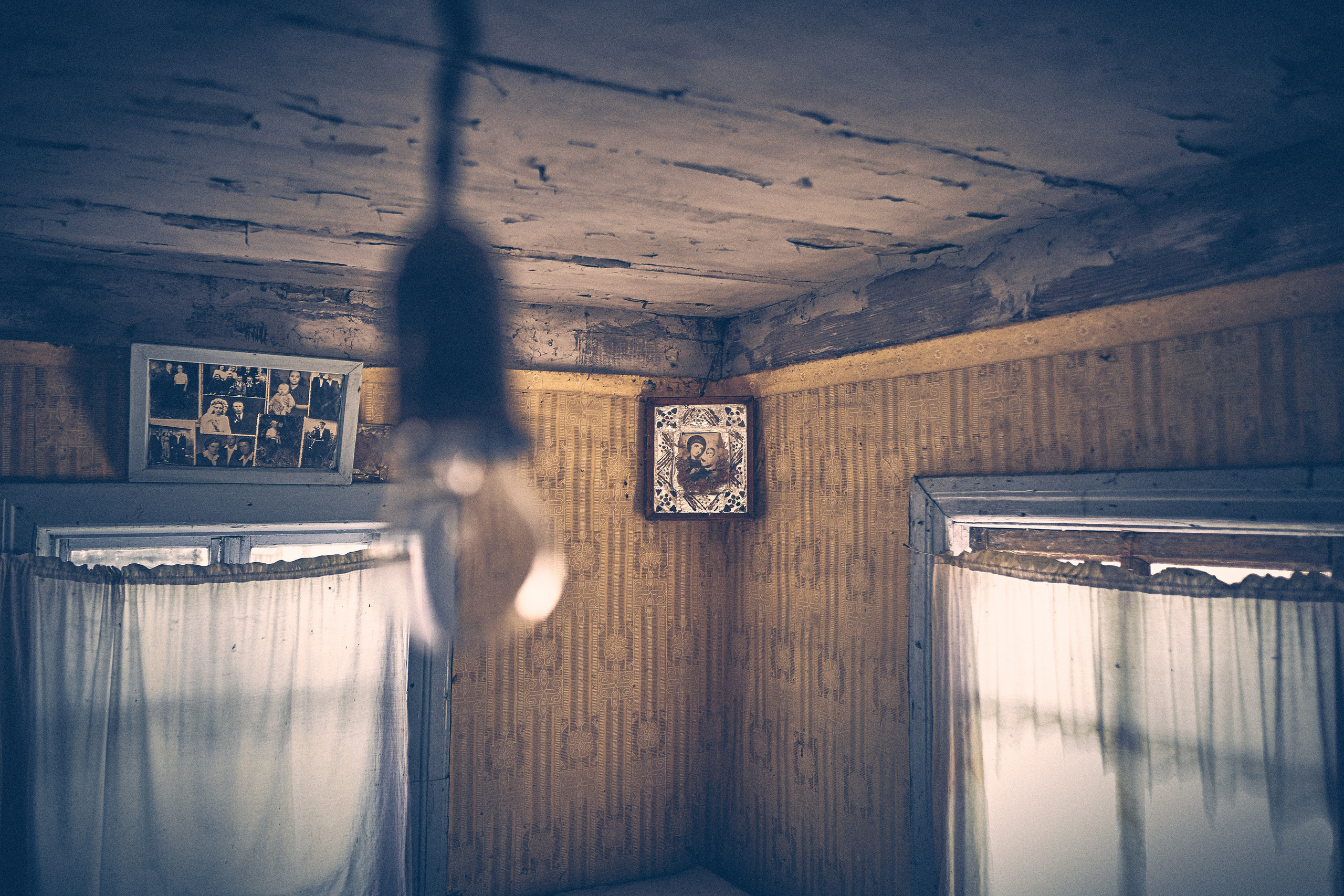 Andriej Szypiłow - Fotograf i Wideograf - Reportaż artystyczny - wizyta rodzinna in the middle of nowhere. Zabita dechami wieś na granicy Białorusi i Polski.