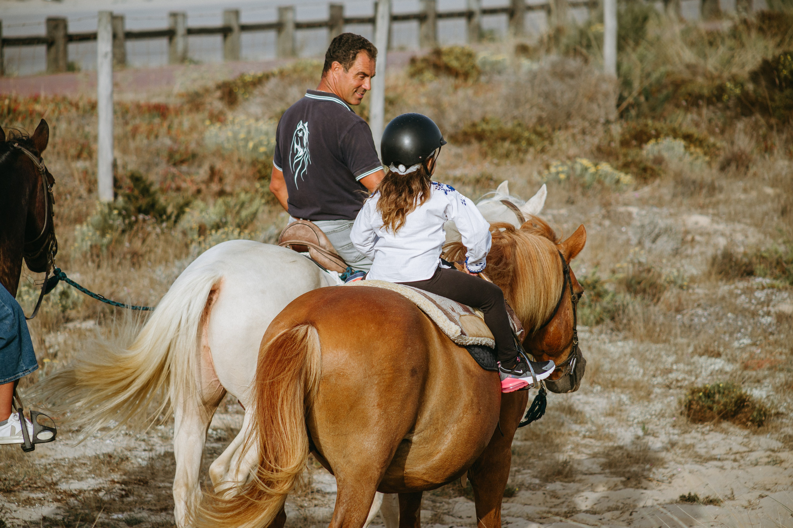 Marlene & Tiago com filhos. Passeios a Cavalo na Praia Peniche | Eco Salgados Agroturismo
