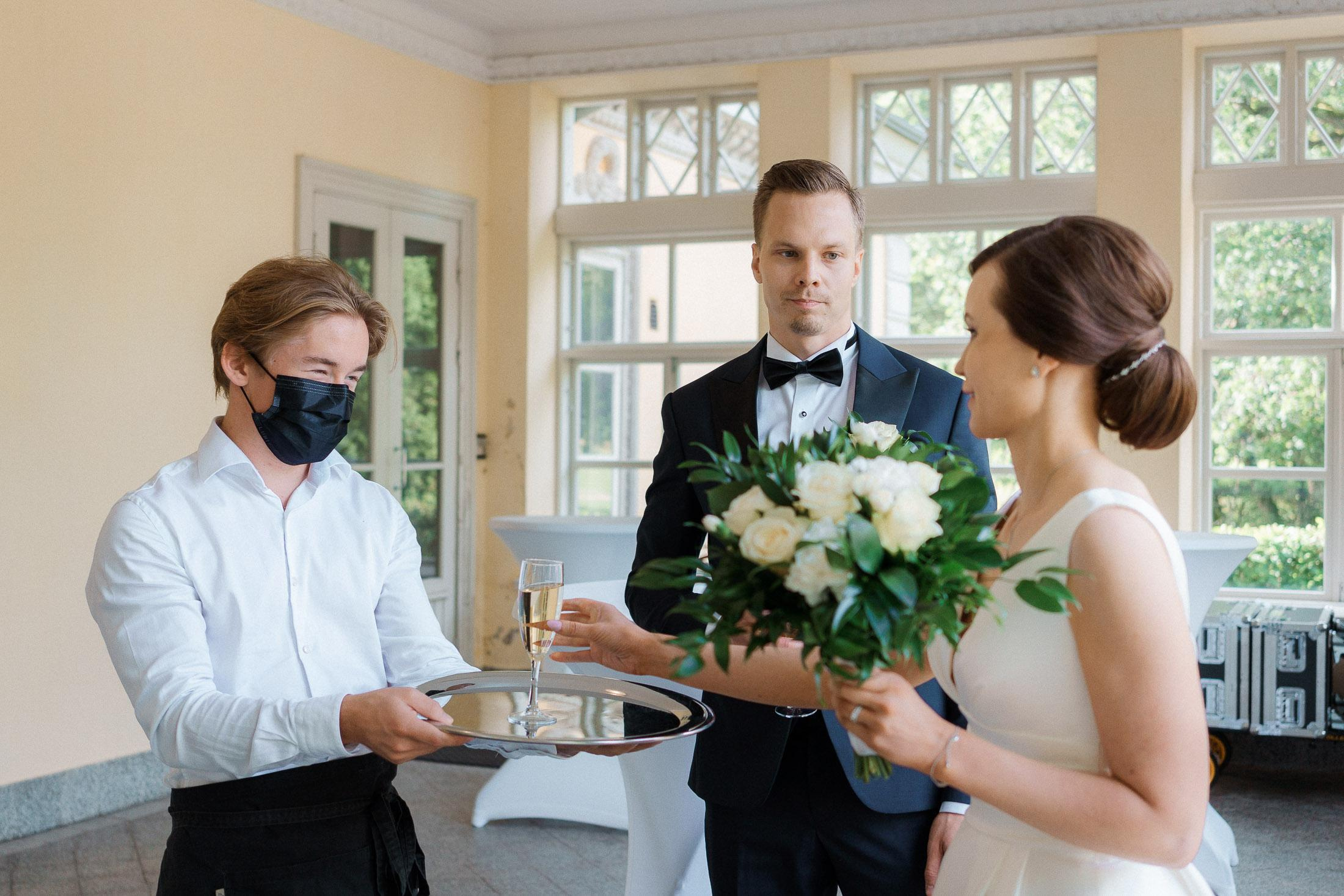 J&S, Hääkuvaaja Helsinki|kesähäät Espoon kartanossa