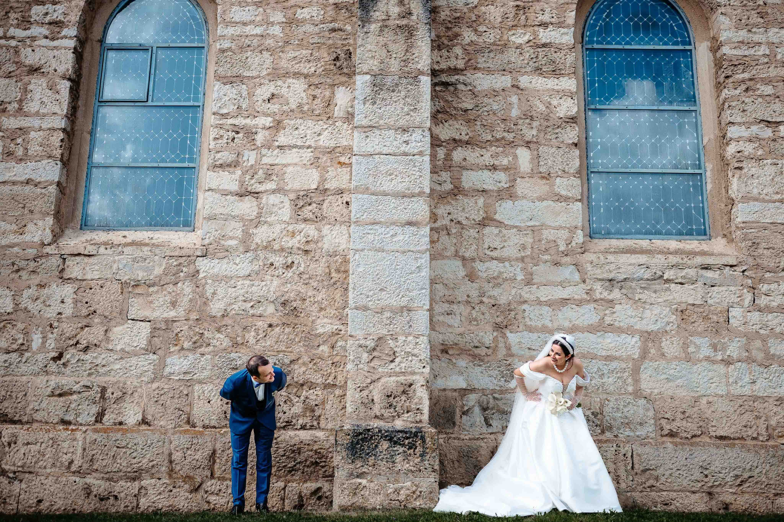 Eleganter First Look Brautpaar auf Steintreppe in historischer Location.