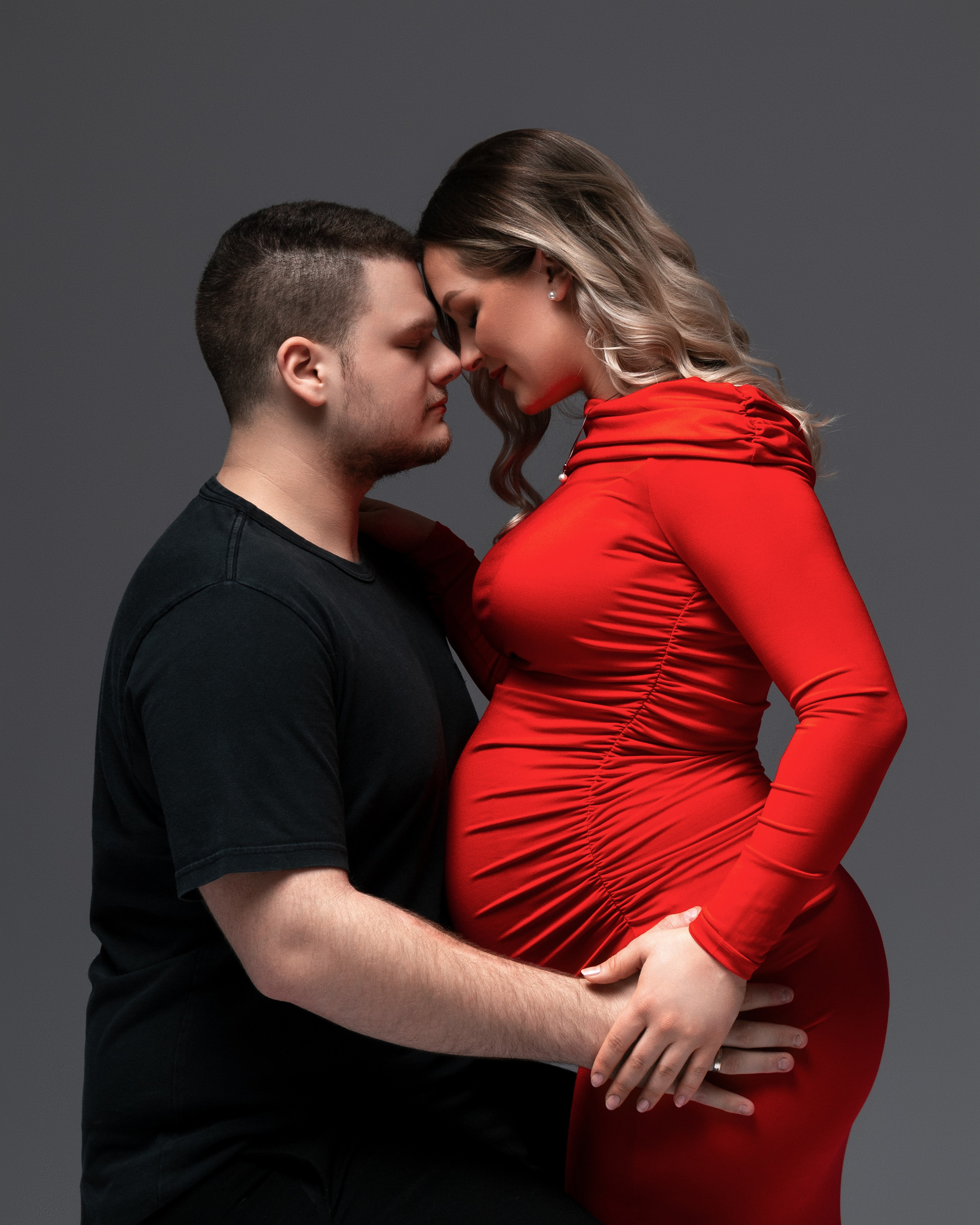 Ästhetische Komposition – Schwangerschaftsfotografie mit Fokus auf Formen und Licht