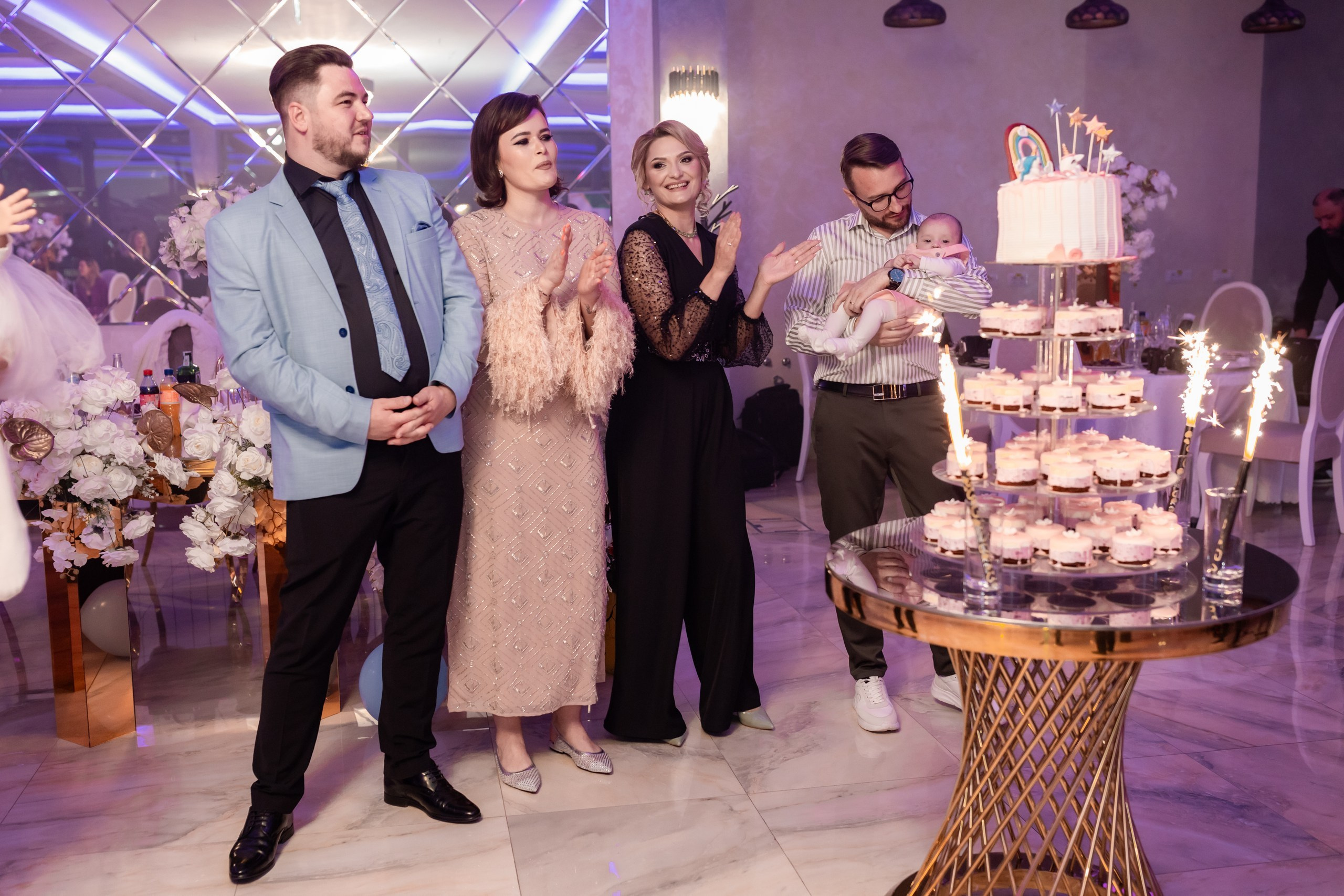 fotograf botez , fotografie botez Botoșani, fotograf Alin Chirilă, amintiri botez, fotografii botez, botez Miruna Parascheva, fotograf copii, fotografie botez în Botoșani-alt="botez , fotografie botez Alin Chirilă, amintiri botez, fotografii emoționante botez Botoșani"-- fotografii-botez-bebelus- amintiri-botez-micuț- moment-sfânt-crestinare- fotografie-emotionanta-botez- detalii-botez-bebelusi- parinti-fericiti-la-botez- fotograf-botez-profesionist- botez-in-biserica-ortodoxa- micuț-botezat-cu-emoție- zâmbete-și-lacrimi-la-botez- bebeluș-la-cristelniță- decor-botez-colorat- botez-cu-dragoste-și-credință- emotie-pura-la-botez- fotograf-botez-botosani- botez-iasi-suceava-fotograf- amintiri-nepretuite-botez-- Preotul ținându-l pe micuțul Mathias Gabriel la botez, în biserica Înălțarea Domnului, Copălău  - Detalii de la botezul lui Mathias – lumânare, trusou și icoană  - Familia lui Mathias Gabriel alături de micuț, în ziua botezului  - Portret emoționant cu mama și bebelușul în brațe, în biserică,fotograf profesionist evenimente Botoșani, Iași, Suceava, Fălticeni, Bacău, Pașcani, Roman - AlinoFotoStudio by Alin Chirilă - servicii foto nuntă, botez, cununie, ședințe foto creative, albume personalizate, fotografii emoționante și calitative pentru cele mai importante momente din viață,fotograf nuntă Botoșani Alin Chirilă,  ședință foto botez Iași - AlinoFotoStudio,  servicii fotograf profesionist evenimente Suceava,  fotograf cununie civilă Fălticeni - Alin Chirilă,  album foto nuntă personalizat Bacău.“Bebeluș botezat în biserică, ținut în brațe de nași”	•	“Detaliu cu lumânarea de botez decorată cu flori albe”	•	“Părinți emoționați alături de copilul lor la ceremonia de botez”	•	“Masa festivă de botez cu decor tematic și tort personalizat”	•	“Momentul în care preotul toarnă apă sfințită pe fruntea bebelușului”	“Bebeluș în rochie albă de botez, zâmbind în brațele mamei”	•	“Detaliu cu cruciulița de botez așezată pe o pernă de satin”	•	“Părinți și nași aprinzând lumânările în timpul ceremoniei de botez”	•	“Tort de botez decorat cu figurine tematice și numele copilului”	•	“Copil botezat dormind liniștit în pătuțul decorat festiv”	•	“Momentul în care preotul binecuvântează copilul în fața altarului”	•	“Invitați adunându-se în jurul mesei festive la petrecerea de botez”	•	“Bebeluș ținând în mână o jucărie personalizată primită la botez”	•	“Familie fericită pozând împreună după ceremonia de botez”	•	“Decor tematic cu baloane și flori la locația petrecerii de botez” fotograf Botoșani fotograf evenimente fotograf botez Alin Chirila fotograf alinofotostudio.fotograf botez Amelis Maria, fotografie botez Botoșani, fotograf Alin Chirilă, amintiri botez, fotografii botez, botez Amelis Maria, fotograf copii, fotografie botez în Botoșani,