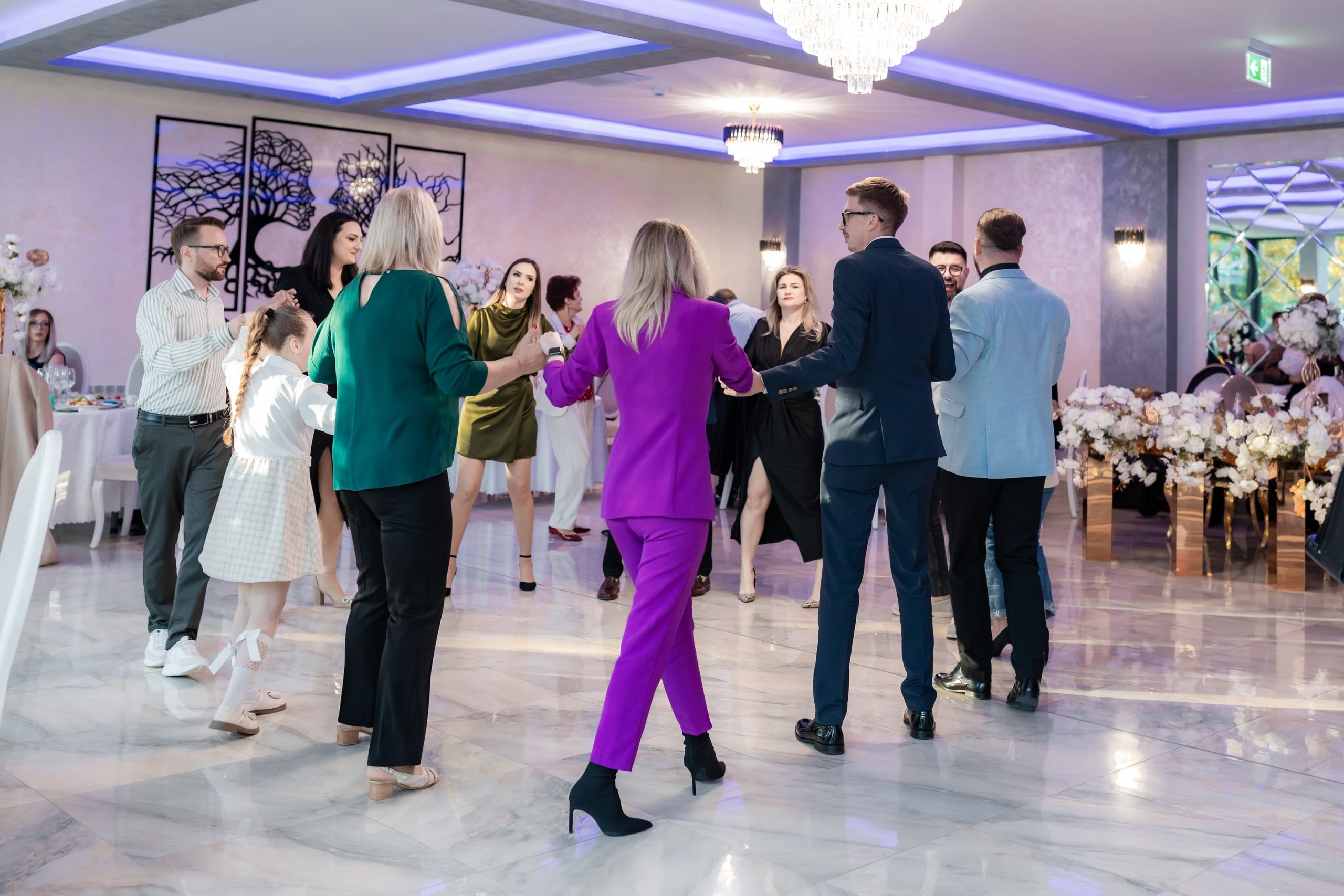 fotograf botez , fotografie botez Botoșani, fotograf Alin Chirilă, amintiri botez, fotografii botez, botez Miruna Parascheva, fotograf copii, fotografie botez în Botoșani-alt="botez , fotografie botez Alin Chirilă, amintiri botez, fotografii emoționante botez Botoșani"-- fotografii-botez-bebelus- amintiri-botez-micuț- moment-sfânt-crestinare- fotografie-emotionanta-botez- detalii-botez-bebelusi- parinti-fericiti-la-botez- fotograf-botez-profesionist- botez-in-biserica-ortodoxa- micuț-botezat-cu-emoție- zâmbete-și-lacrimi-la-botez- bebeluș-la-cristelniță- decor-botez-colorat- botez-cu-dragoste-și-credință- emotie-pura-la-botez- fotograf-botez-botosani- botez-iasi-suceava-fotograf- amintiri-nepretuite-botez-- Preotul ținându-l pe micuțul Mathias Gabriel la botez, în biserica Înălțarea Domnului, Copălău  - Detalii de la botezul lui Mathias – lumânare, trusou și icoană  - Familia lui Mathias Gabriel alături de micuț, în ziua botezului  - Portret emoționant cu mama și bebelușul în brațe, în biserică,fotograf profesionist evenimente Botoșani, Iași, Suceava, Fălticeni, Bacău, Pașcani, Roman - AlinoFotoStudio by Alin Chirilă - servicii foto nuntă, botez, cununie, ședințe foto creative, albume personalizate, fotografii emoționante și calitative pentru cele mai importante momente din viață,fotograf nuntă Botoșani Alin Chirilă,  ședință foto botez Iași - AlinoFotoStudio,  servicii fotograf profesionist evenimente Suceava,  fotograf cununie civilă Fălticeni - Alin Chirilă,  album foto nuntă personalizat Bacău.“Bebeluș botezat în biserică, ținut în brațe de nași”	•	“Detaliu cu lumânarea de botez decorată cu flori albe”	•	“Părinți emoționați alături de copilul lor la ceremonia de botez”	•	“Masa festivă de botez cu decor tematic și tort personalizat”	•	“Momentul în care preotul toarnă apă sfințită pe fruntea bebelușului”	“Bebeluș în rochie albă de botez, zâmbind în brațele mamei”	•	“Detaliu cu cruciulița de botez așezată pe o pernă de satin”	•	“Părinți și nași aprinzând lumânările în timpul ceremoniei de botez”	•	“Tort de botez decorat cu figurine tematice și numele copilului”	•	“Copil botezat dormind liniștit în pătuțul decorat festiv”	•	“Momentul în care preotul binecuvântează copilul în fața altarului”	•	“Invitați adunându-se în jurul mesei festive la petrecerea de botez”	•	“Bebeluș ținând în mână o jucărie personalizată primită la botez”	•	“Familie fericită pozând împreună după ceremonia de botez”	•	“Decor tematic cu baloane și flori la locația petrecerii de botez” fotograf Botoșani fotograf evenimente fotograf botez Alin Chirila fotograf alinofotostudio.fotograf botez Amelis Maria, fotografie botez Botoșani, fotograf Alin Chirilă, amintiri botez, fotografii botez, botez Amelis Maria, fotograf copii, fotografie botez în Botoșani,