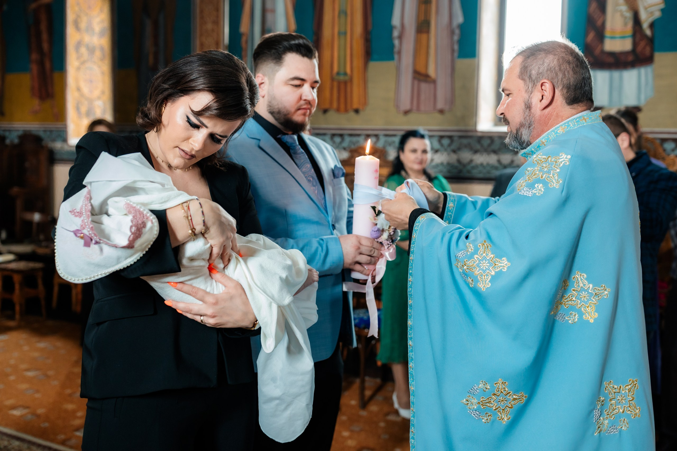 fotograf botez , fotografie botez Botoșani, fotograf Alin Chirilă, amintiri botez, fotografii botez, botez Miruna Parascheva, fotograf copii, fotografie botez în Botoșani-alt="botez , fotografie botez Alin Chirilă, amintiri botez, fotografii emoționante botez Botoșani"-- fotografii-botez-bebelus- amintiri-botez-micuț- moment-sfânt-crestinare- fotografie-emotionanta-botez- detalii-botez-bebelusi- parinti-fericiti-la-botez- fotograf-botez-profesionist- botez-in-biserica-ortodoxa- micuț-botezat-cu-emoție- zâmbete-și-lacrimi-la-botez- bebeluș-la-cristelniță- decor-botez-colorat- botez-cu-dragoste-și-credință- emotie-pura-la-botez- fotograf-botez-botosani- botez-iasi-suceava-fotograf- amintiri-nepretuite-botez-- Preotul ținându-l pe micuțul Mathias Gabriel la botez, în biserica Înălțarea Domnului, Copălău  - Detalii de la botezul lui Mathias – lumânare, trusou și icoană  - Familia lui Mathias Gabriel alături de micuț, în ziua botezului  - Portret emoționant cu mama și bebelușul în brațe, în biserică,fotograf profesionist evenimente Botoșani, Iași, Suceava, Fălticeni, Bacău, Pașcani, Roman - AlinoFotoStudio by Alin Chirilă - servicii foto nuntă, botez, cununie, ședințe foto creative, albume personalizate, fotografii emoționante și calitative pentru cele mai importante momente din viață,fotograf nuntă Botoșani Alin Chirilă,  ședință foto botez Iași - AlinoFotoStudio,  servicii fotograf profesionist evenimente Suceava,  fotograf cununie civilă Fălticeni - Alin Chirilă,  album foto nuntă personalizat Bacău.“Bebeluș botezat în biserică, ținut în brațe de nași”	•	“Detaliu cu lumânarea de botez decorată cu flori albe”	•	“Părinți emoționați alături de copilul lor la ceremonia de botez”	•	“Masa festivă de botez cu decor tematic și tort personalizat”	•	“Momentul în care preotul toarnă apă sfințită pe fruntea bebelușului”	“Bebeluș în rochie albă de botez, zâmbind în brațele mamei”	•	“Detaliu cu cruciulița de botez așezată pe o pernă de satin”	•	“Părinți și nași aprinzând lumânările în timpul ceremoniei de botez”	•	“Tort de botez decorat cu figurine tematice și numele copilului”	•	“Copil botezat dormind liniștit în pătuțul decorat festiv”	•	“Momentul în care preotul binecuvântează copilul în fața altarului”	•	“Invitați adunându-se în jurul mesei festive la petrecerea de botez”	•	“Bebeluș ținând în mână o jucărie personalizată primită la botez”	•	“Familie fericită pozând împreună după ceremonia de botez”	•	“Decor tematic cu baloane și flori la locația petrecerii de botez” fotograf Botoșani fotograf evenimente fotograf botez Alin Chirila fotograf alinofotostudio.fotograf botez Amelis Maria, fotografie botez Botoșani, fotograf Alin Chirilă, amintiri botez, fotografii botez, botez Amelis Maria, fotograf copii, fotografie botez în Botoșani,