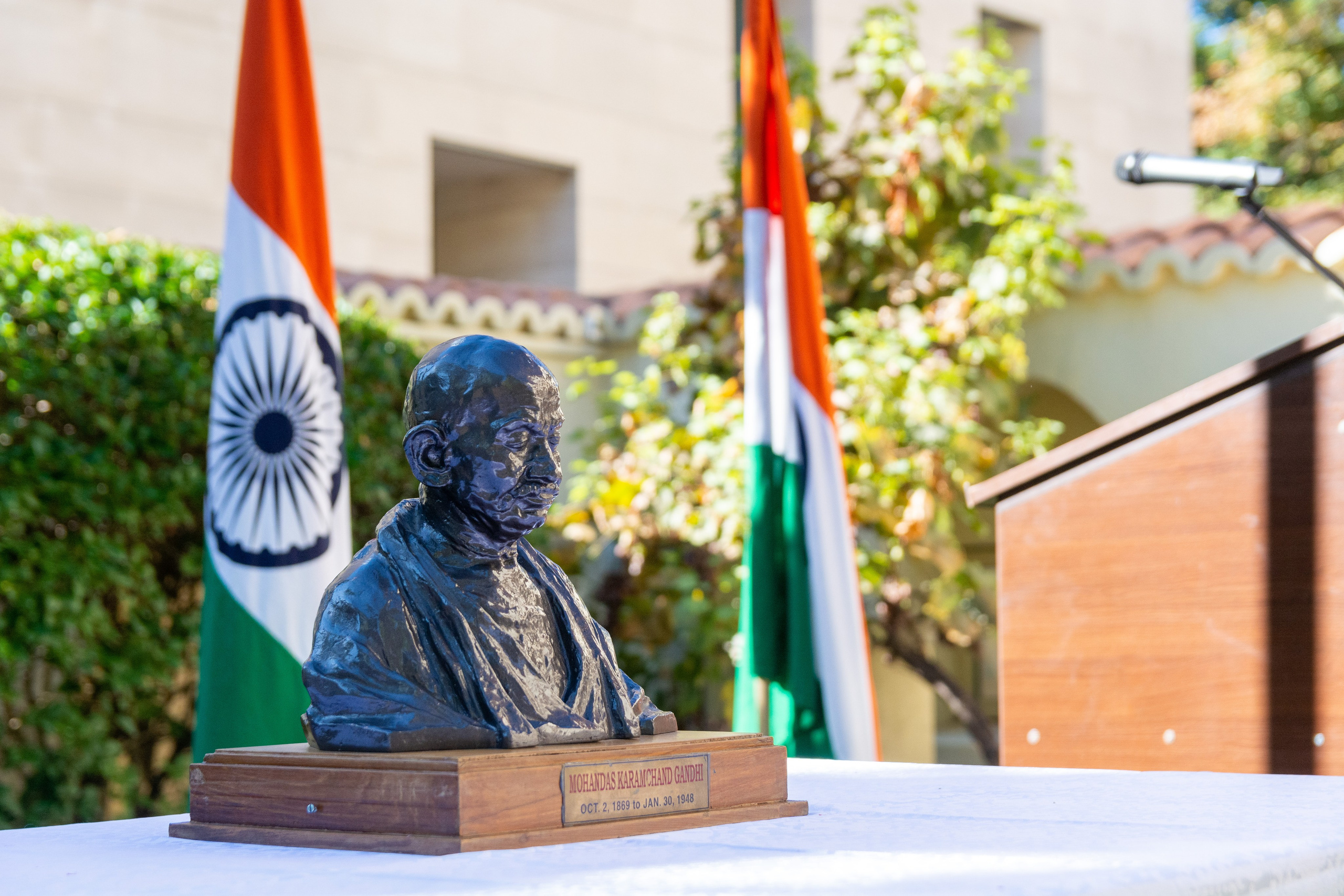 Corporate photographer, business photo session, corporate photographer price, Professional Services for Business Events, Business portraits, photos for events organized by companies, product photography, Bucharest business photos, Bucharest professional photos, Professional portrait photos, Bucharest corporate photographer, E Photography -commerce, corporate photographer price, corporate photography for web or magazine profile, commercial products, embassy photographer, embassy events