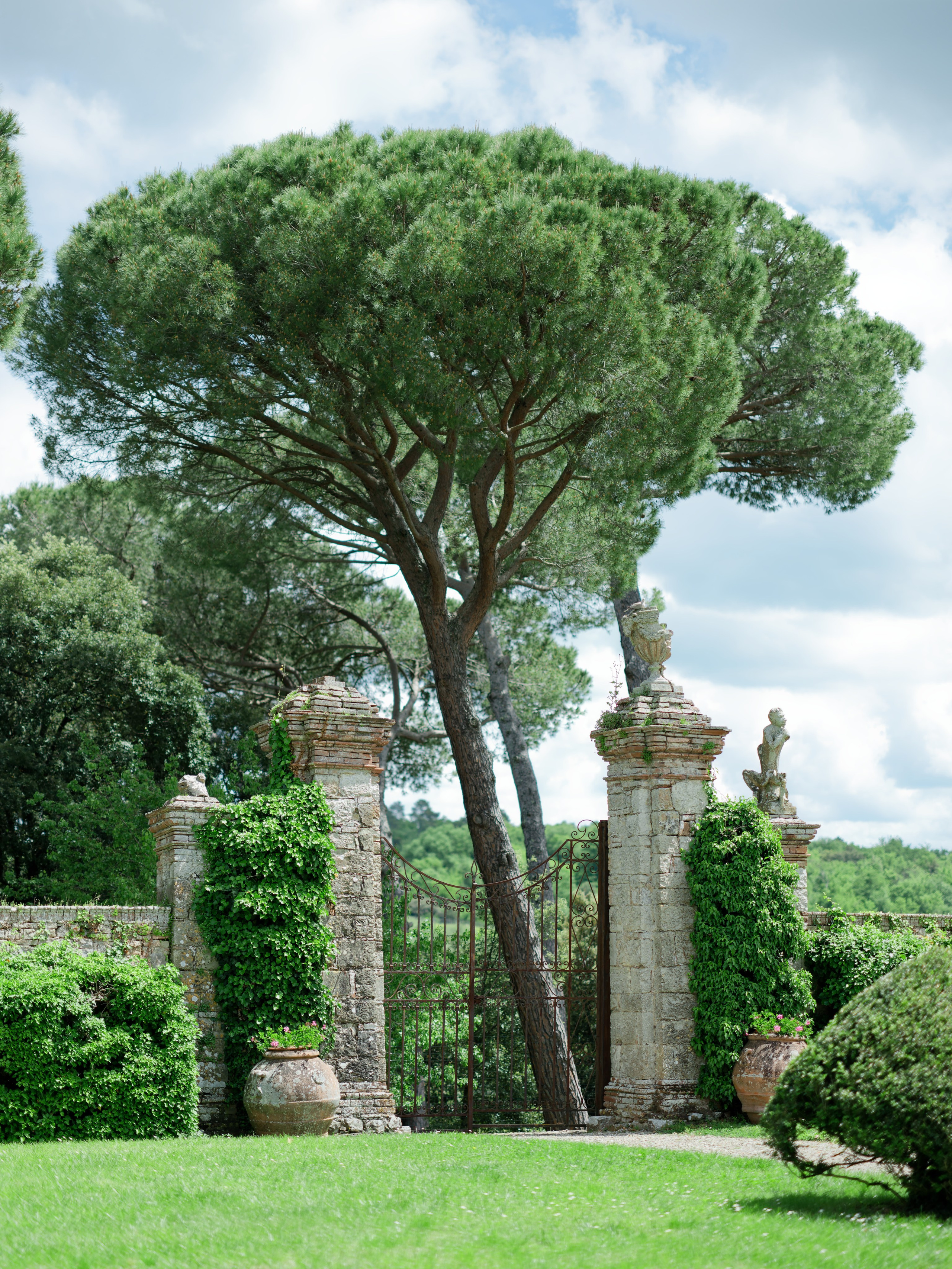 Wedding editorial at Villa di Geggiano, Tuscany, Italy