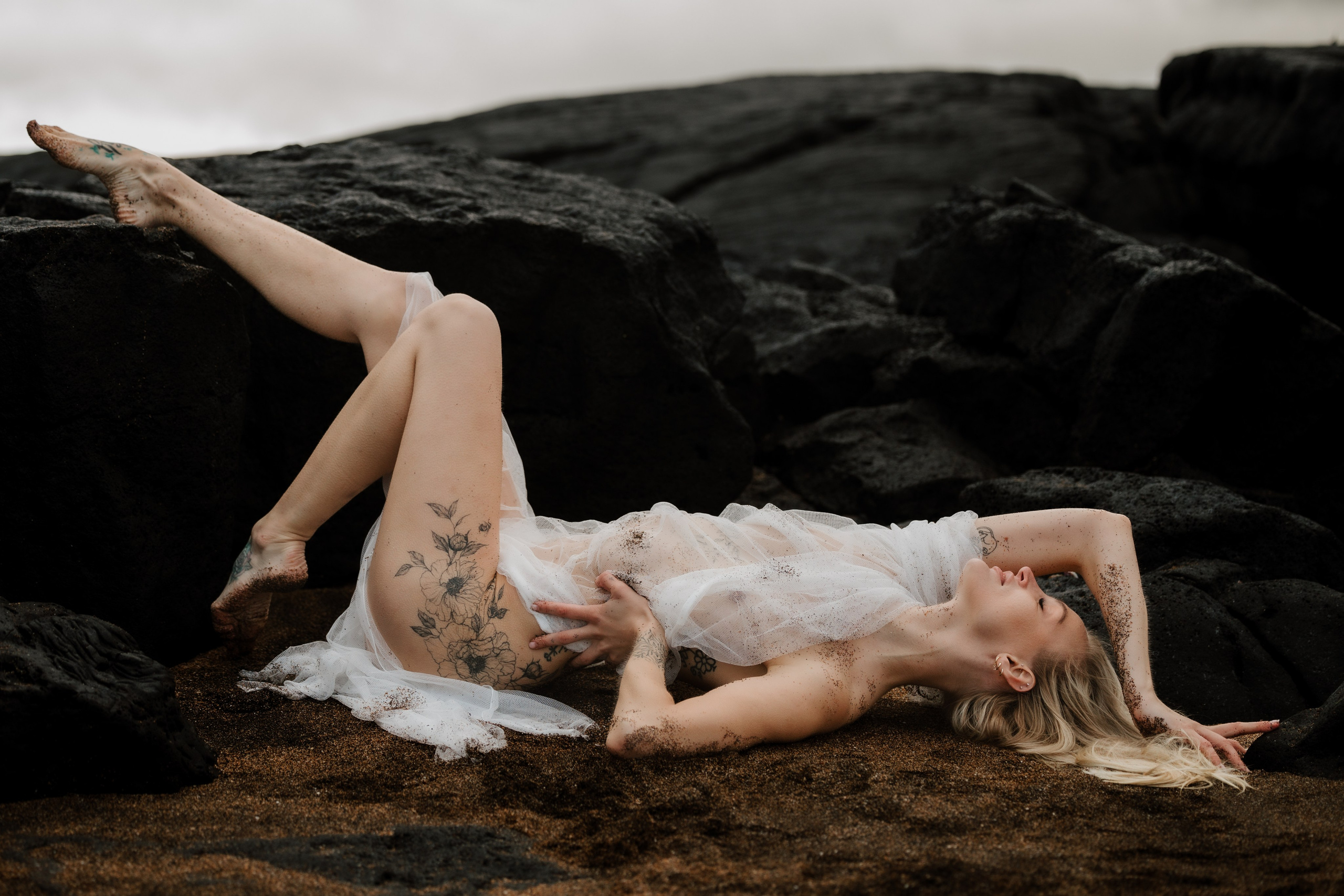 Body, nature, and empowerment—sensual boudoir photography in Iceland’s stunning landscape.