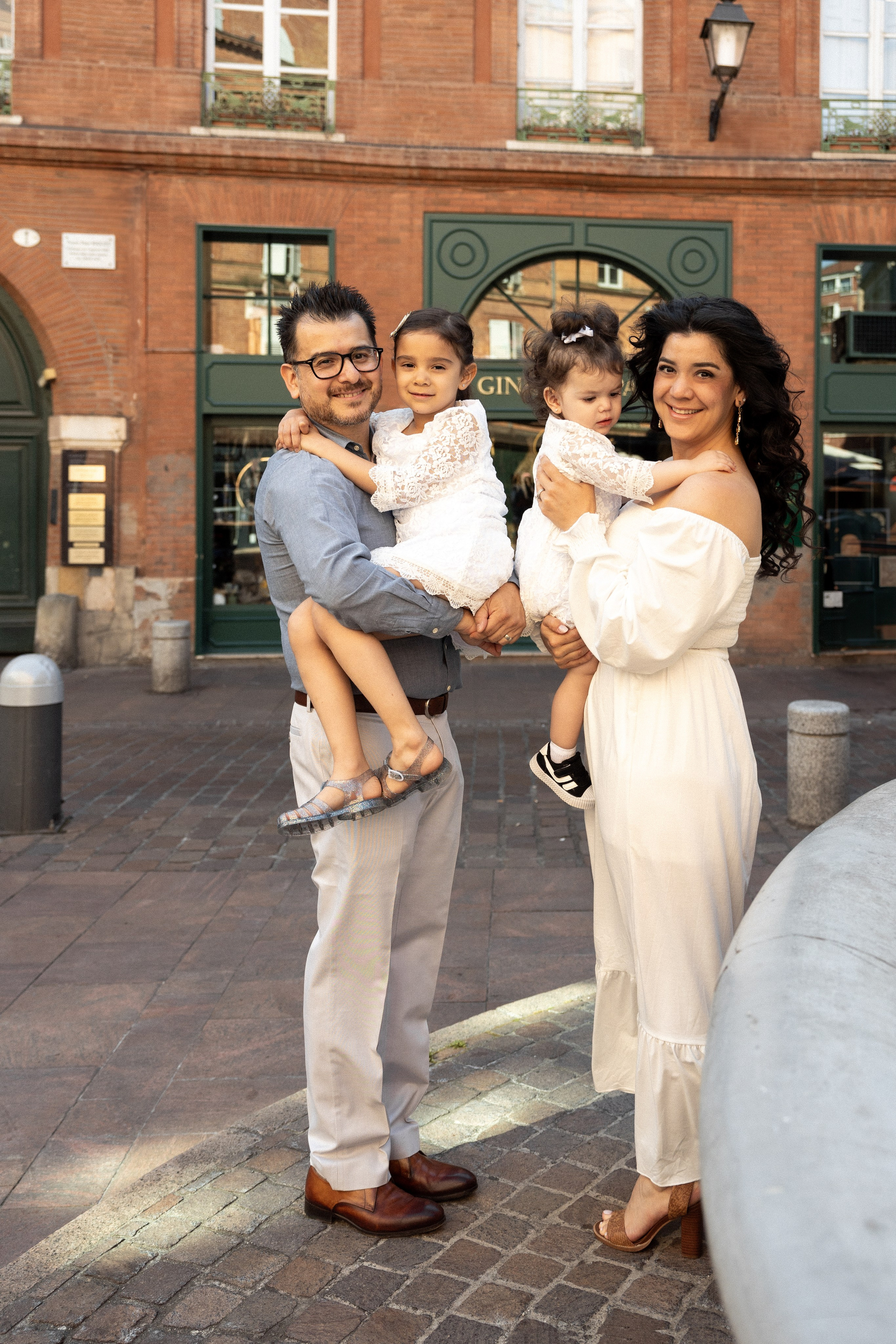 Family photo session in Toulouse. Eugenie Smirnova — wedding, corporate and lifestyle photographer in Toulouse and Southwest France