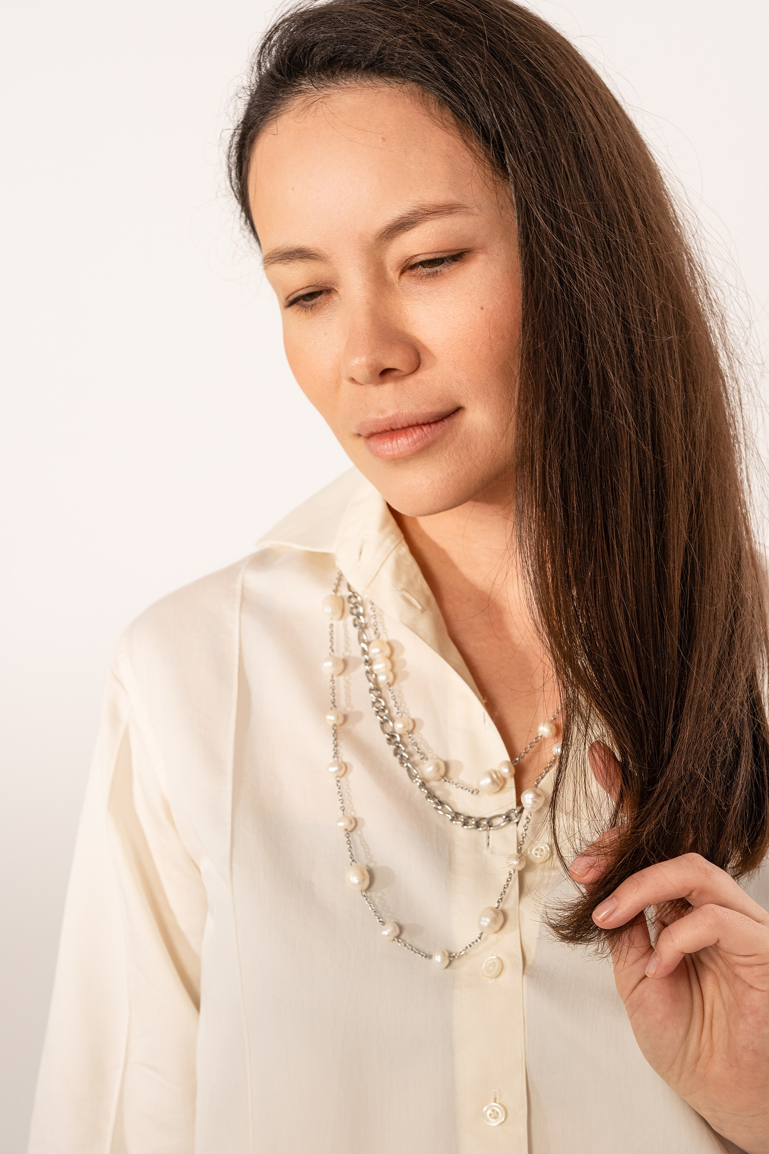 Imagen de pulseras de oro y diamantes en muñeca