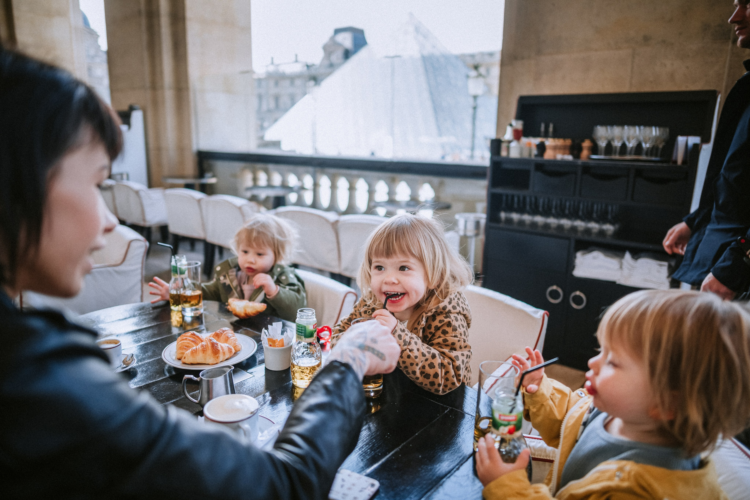 Lifestyle family walk in Tuileries Gardens. Ksenia Marchand/ Lifestyle photographer in Paris