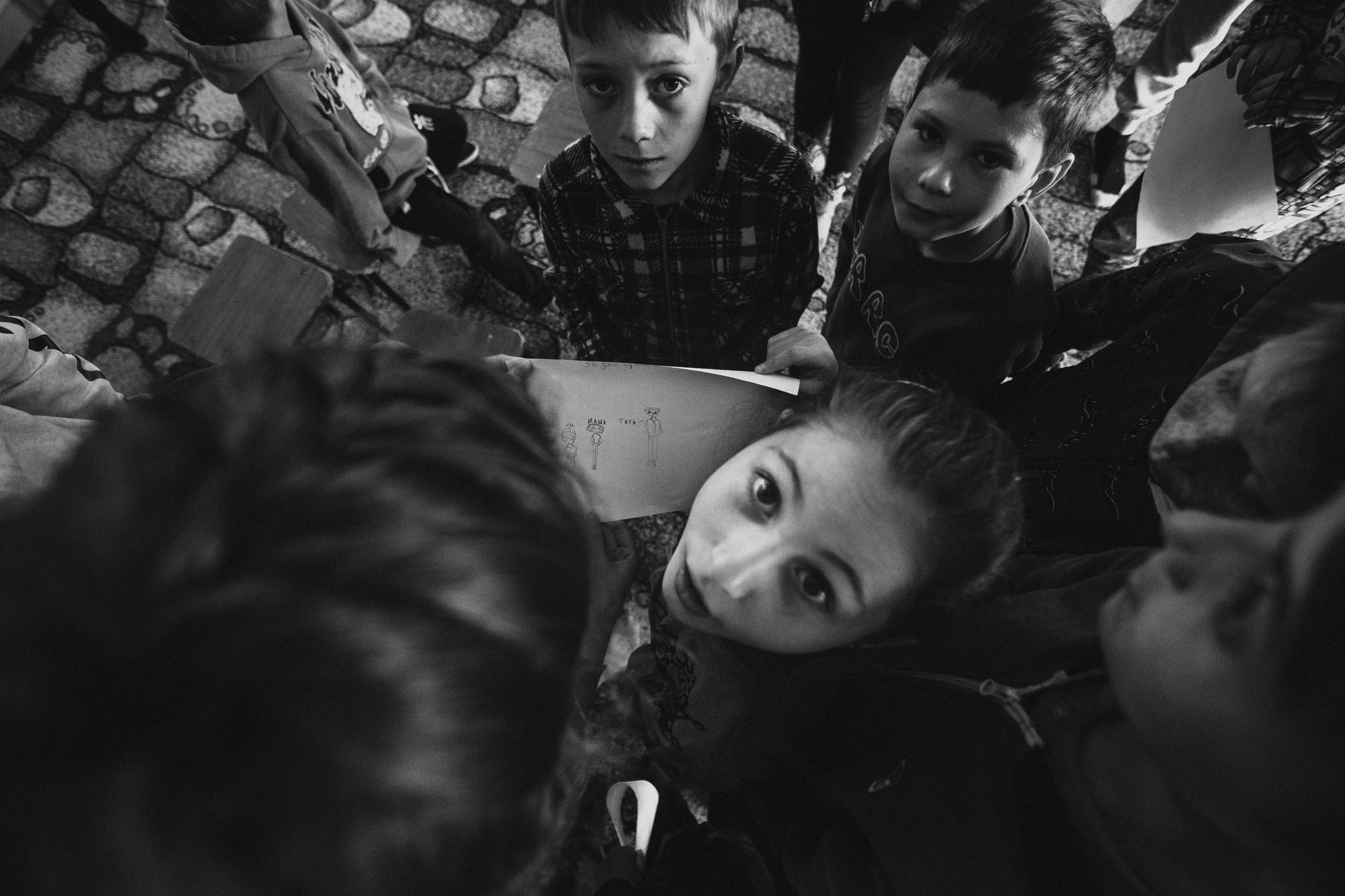 портрет чёрно-белый  социальная фотография Детский дом девочка смотрящая в верх 