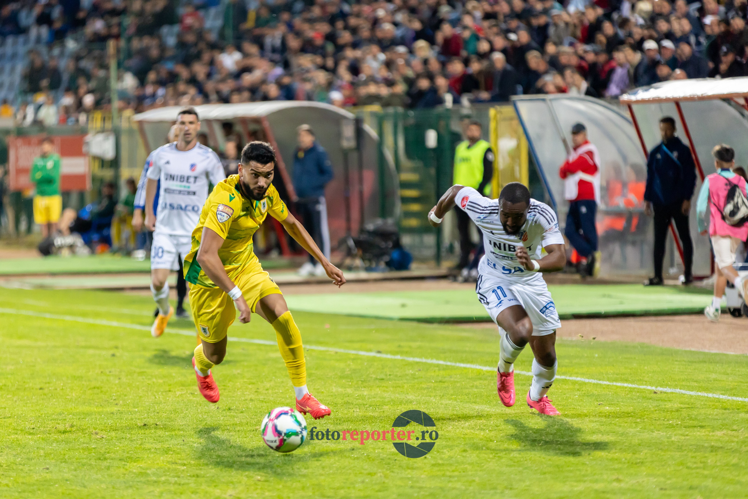 Galerie Foto: FC Botoșani vs. CS Mioveni - Pe 17 mai 2024, am fost martorii unei partide incredibile între FC Botoșani și CS Mioveni, în prima manșă a barajului pentru evitarea retrogradării. În fața unui stadion plin de emoție și speranță, echipa noastră a obținut o victorie importantă, cu un gol marcat de Aldair în minutul 93. 💪 *FC Botoșani 1-0 CS Mioveni*⚽️ Urmăriți momentele cheie ale meciului și bucuria suporterilor în această galerie foto! Pregătiți-vă pentru meciul de retur de pe 24 mai, când vom lupta din nou pentru a rămâne în prima ligă.#FCBotoșani #CSMioveni #BarajRetrogradare #ForzaBotoșani 