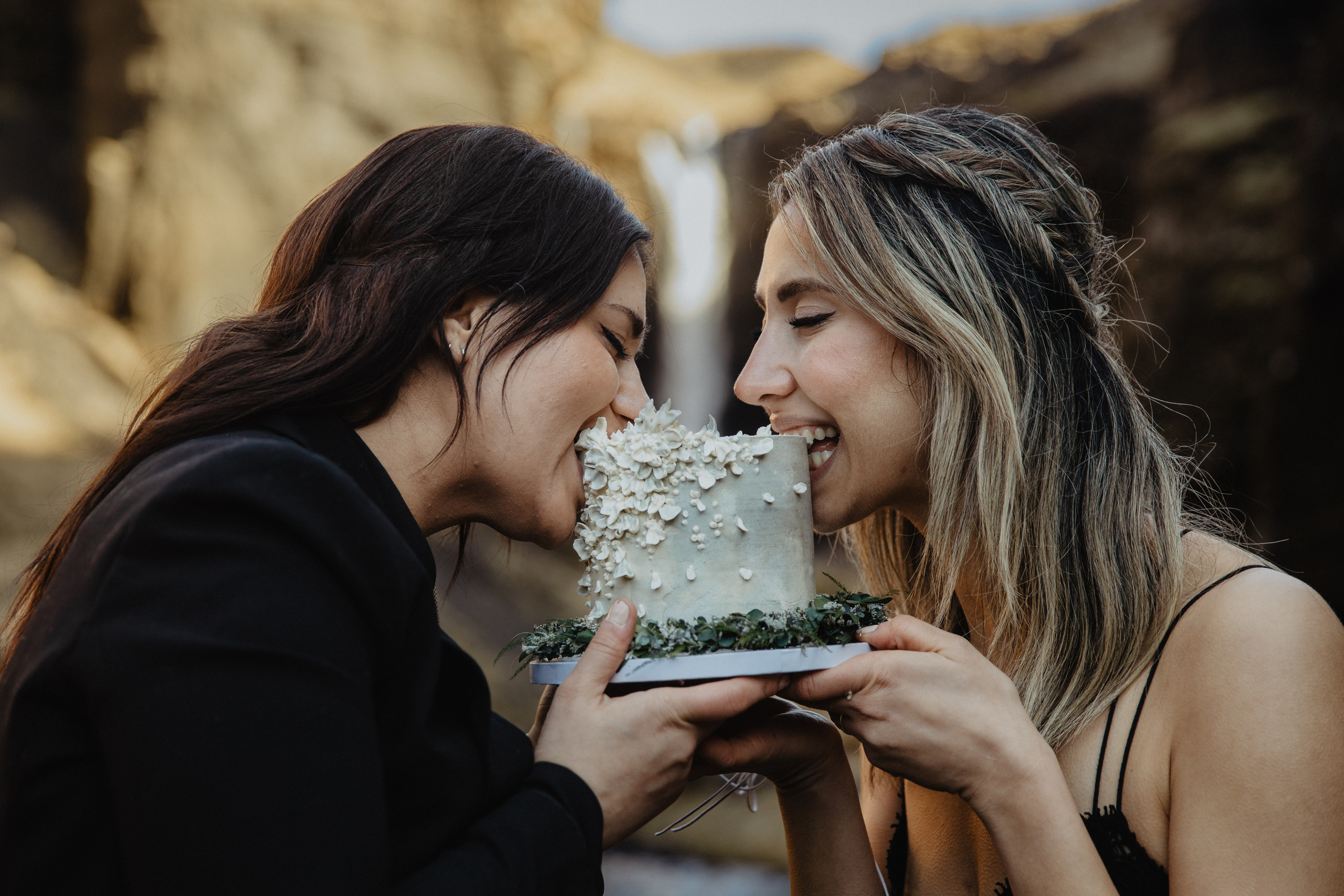 Sunrise elopement at black sand beach in Iceland. Iceland elopement photo and video | Nikolaichik Photo