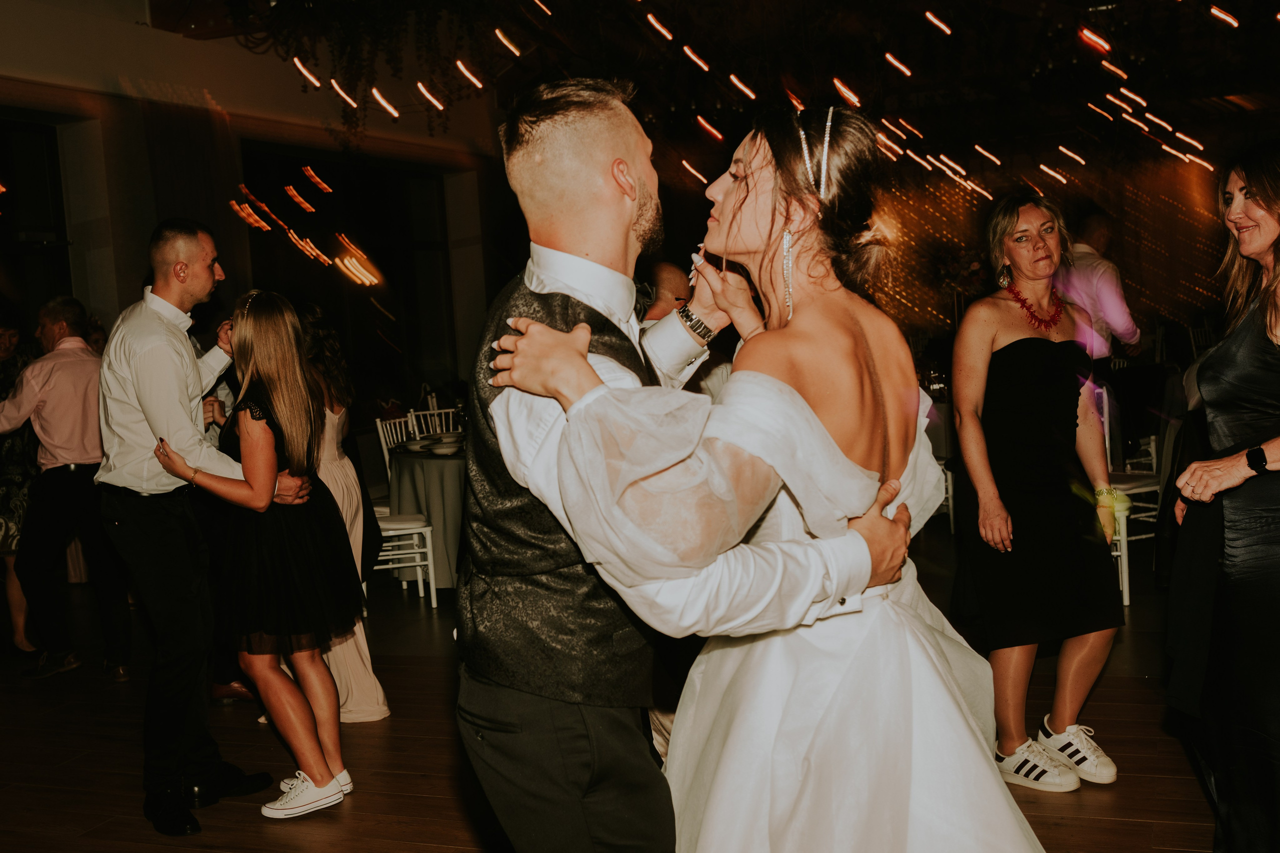 Sala Koralowa w Jaworzu: Opowieść o ślubie Nikoli i Kacpra. Karkowskafoto - fotografia miłości