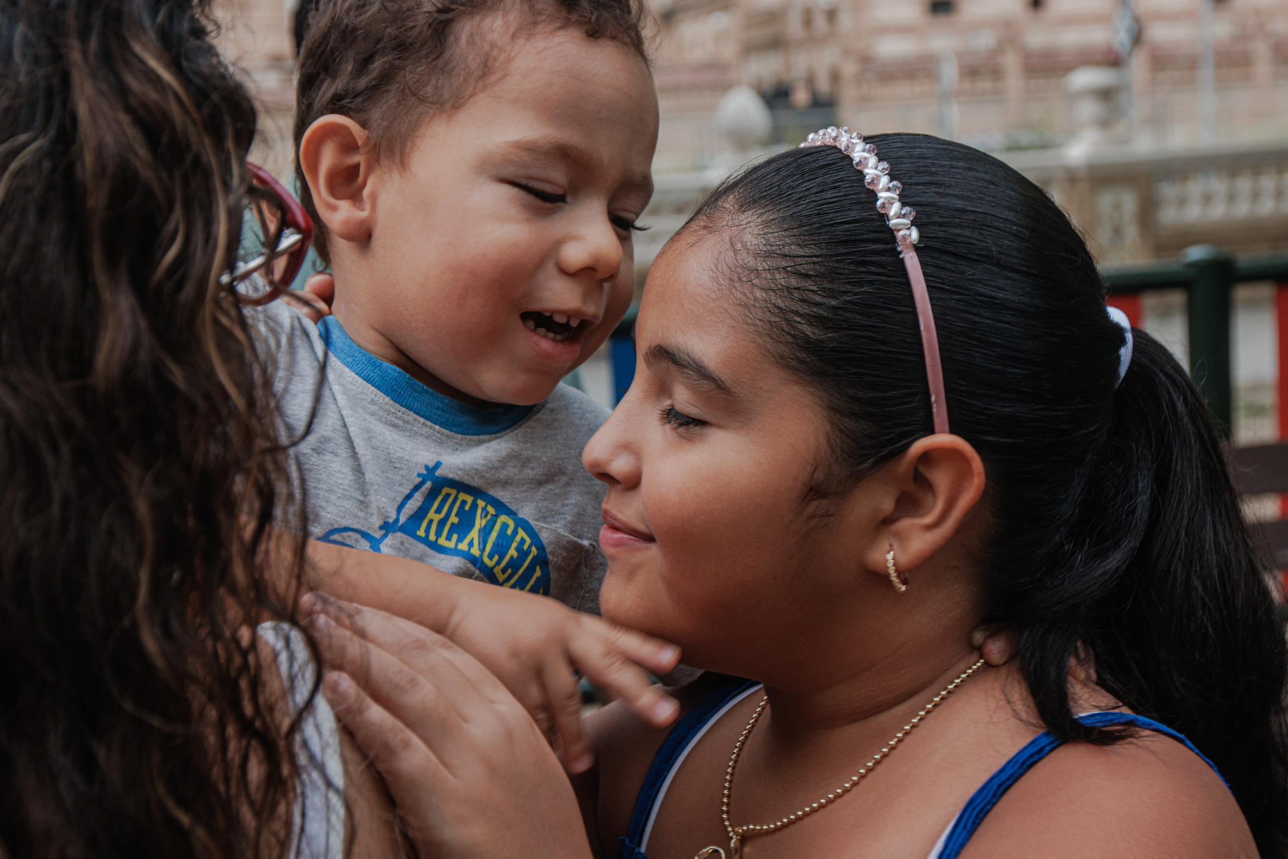 Сaminar en el patio de recreo. Fotógrafo de retrato, familia y reportajes en Valencia | España | Europa Vitalii Lumier