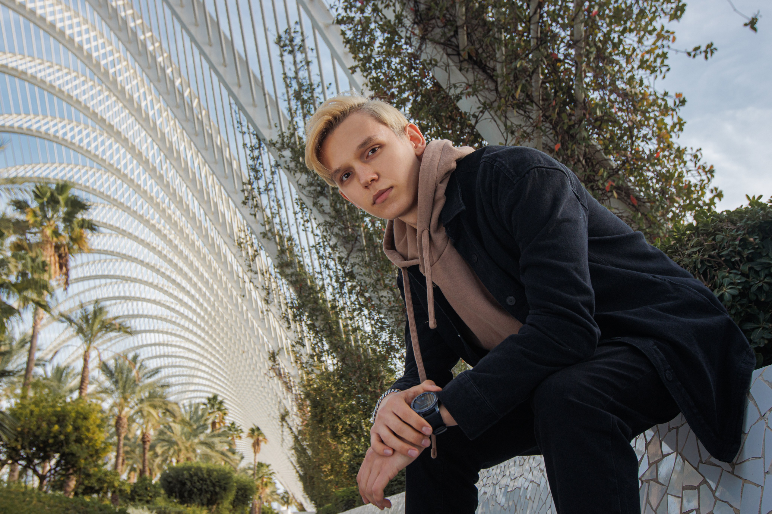 retrato de un hombre con el telón de fondo de la ciudad de las ciencias y las artes en Valencia