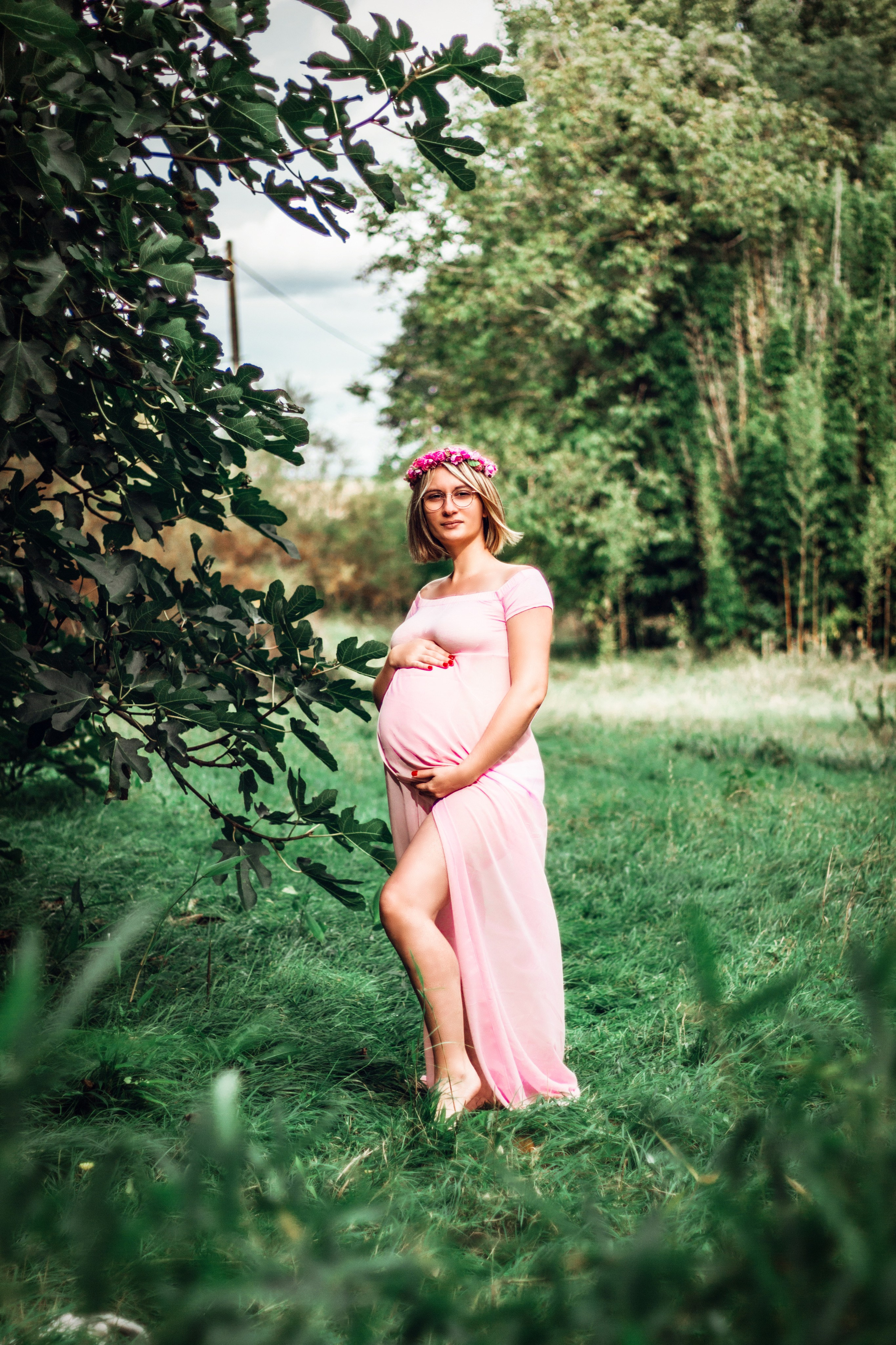 Photographe de grossesse près de Poitiers – future maman radieuse dans un jardin fleuri