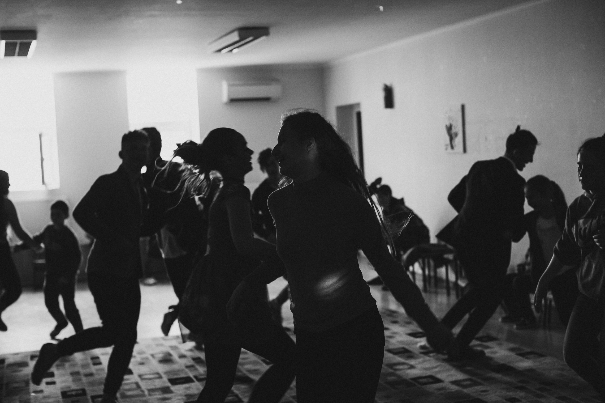  социальная фотография Детский дом танцующие дети улыбка смех радость