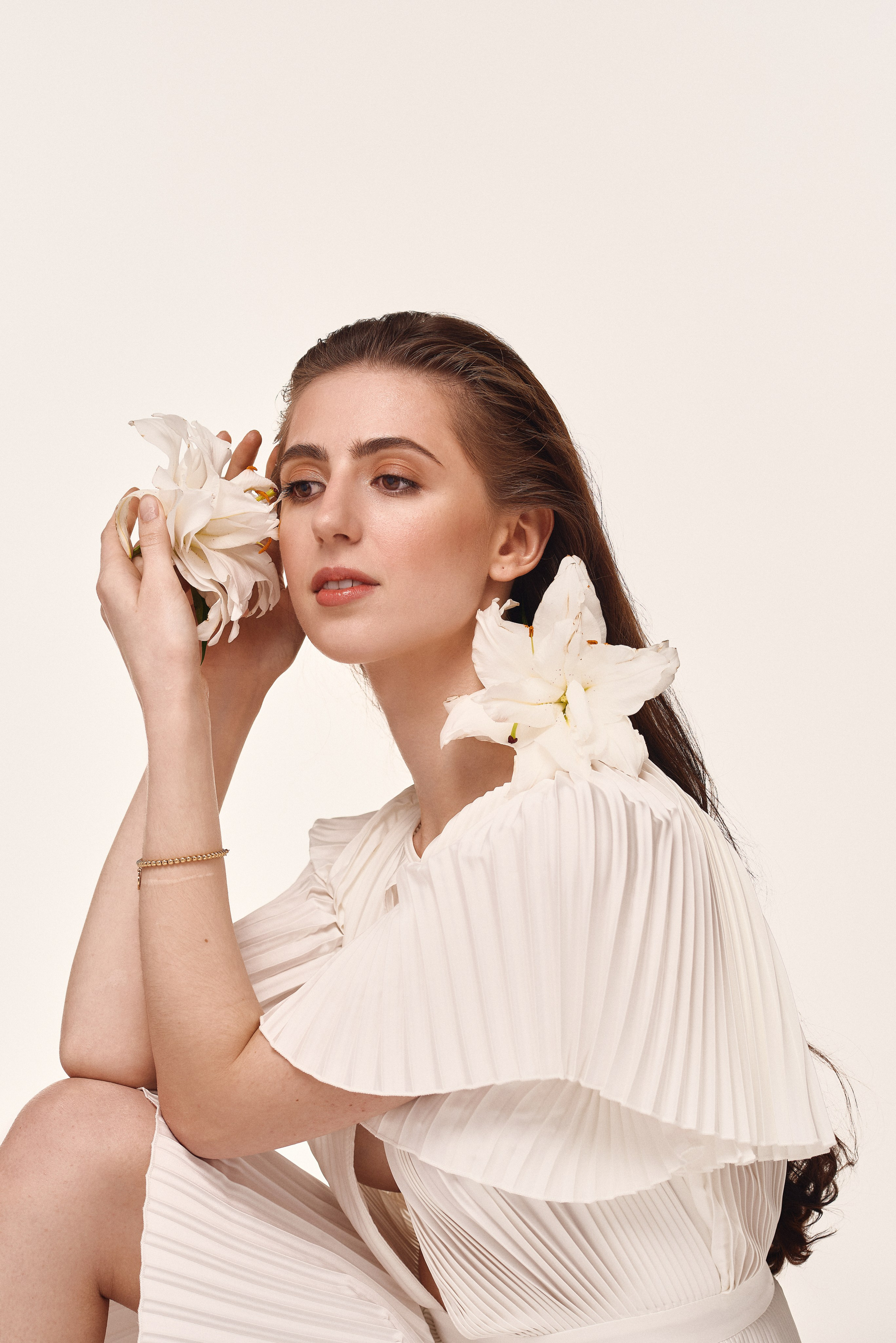 Ekskluzywna fotografia portretowa – kobieta z długimi włosami i kwiatem, elegancja i naturalne piękno