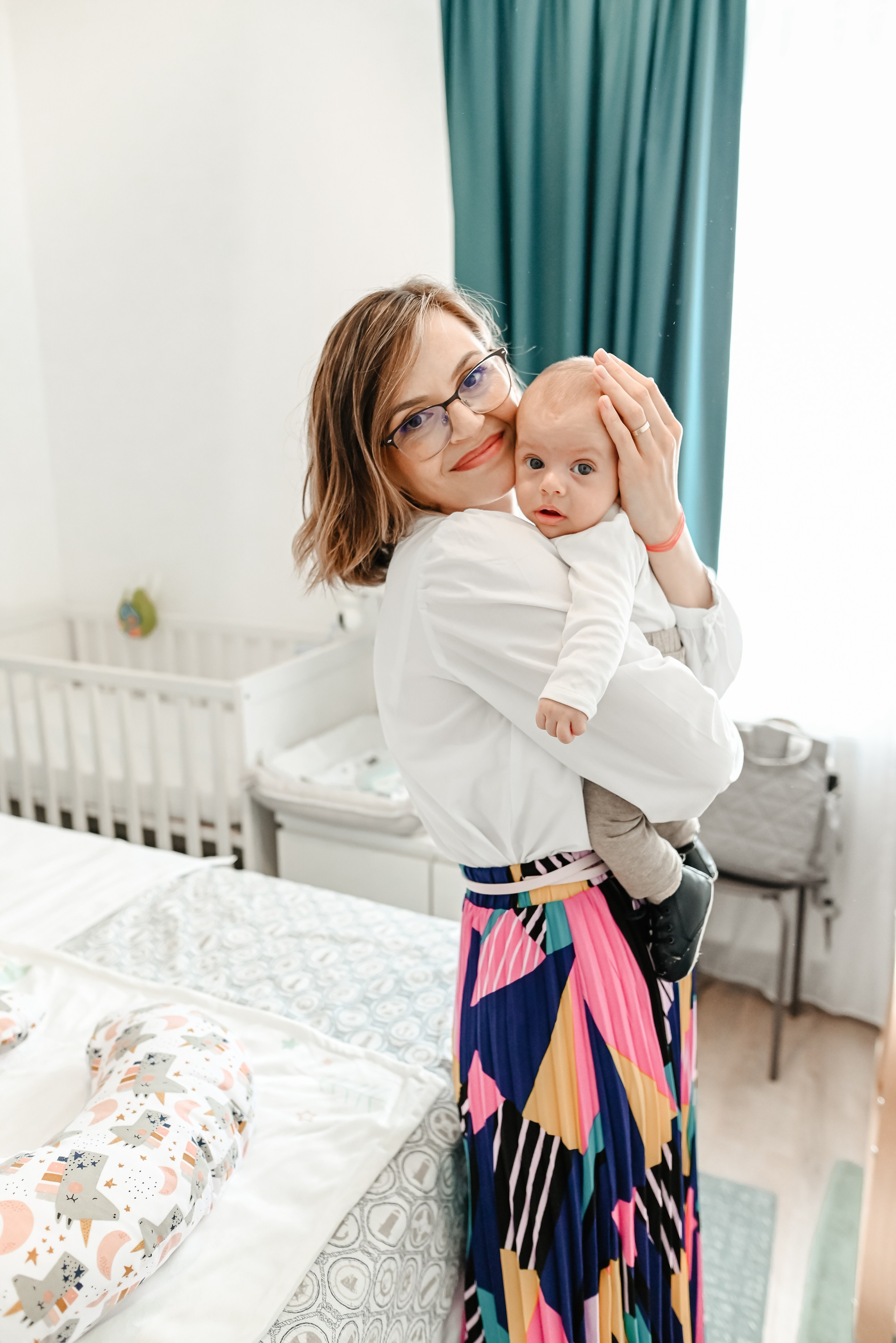 Bebeluș la botez surprins în brațele mamei– Ana Maria Drăgan fotografie botez