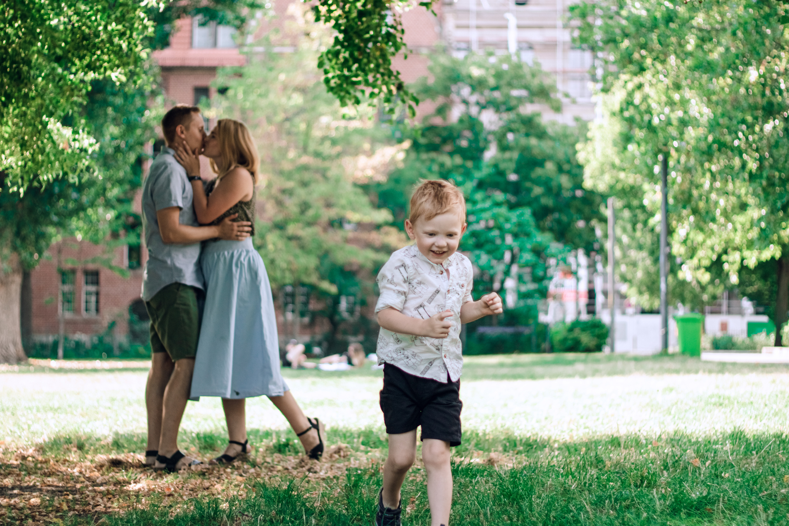 Fotoshooting mit Eltern und einem Sohn am Berliner Dom. Hochzeitsfotografie in Berlin Nataliia Schütze