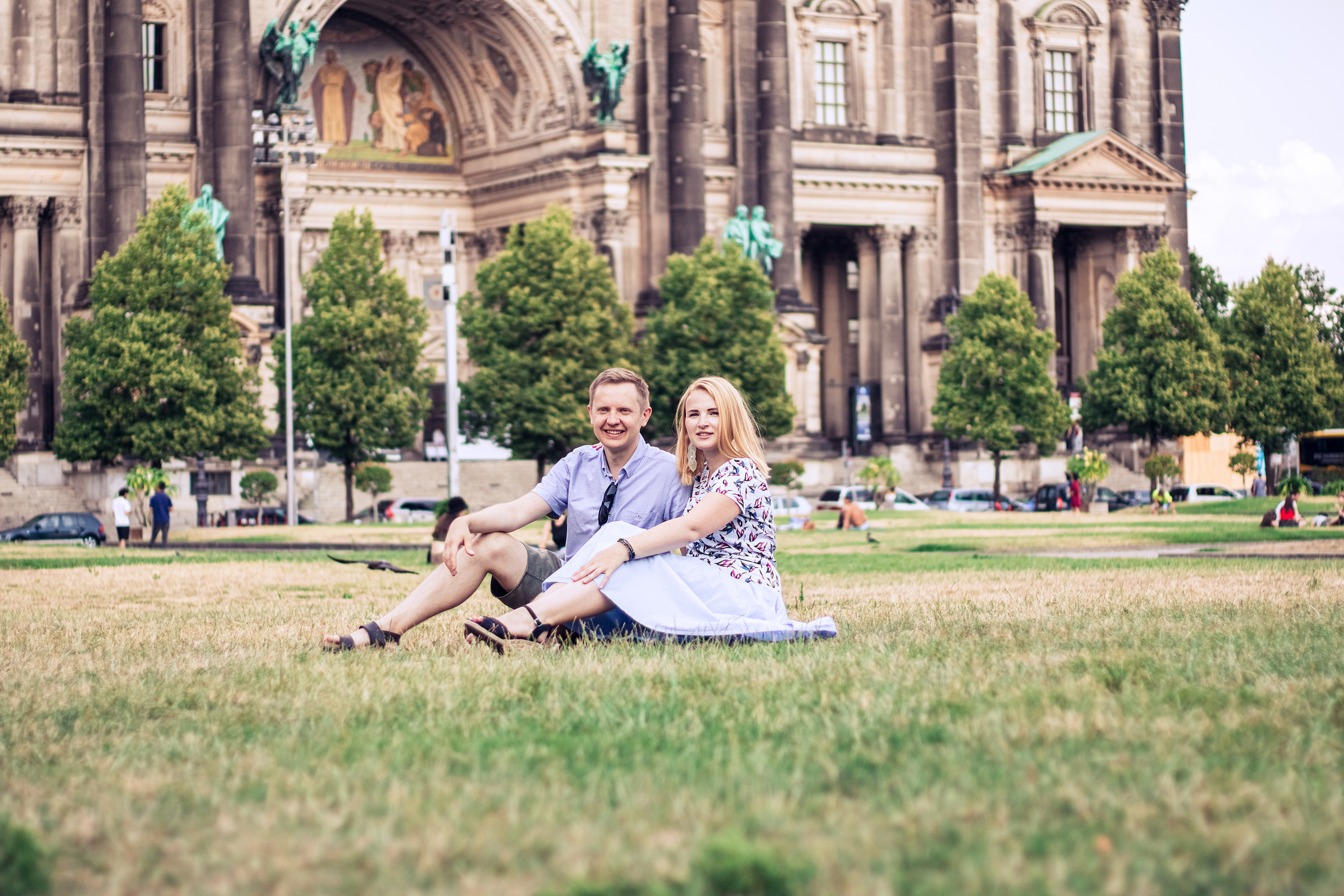 Fotoshooting mit Eltern und einem Sohn am Berliner Dom. Hochzeitsfotografie in Berlin Nataliia Schütze