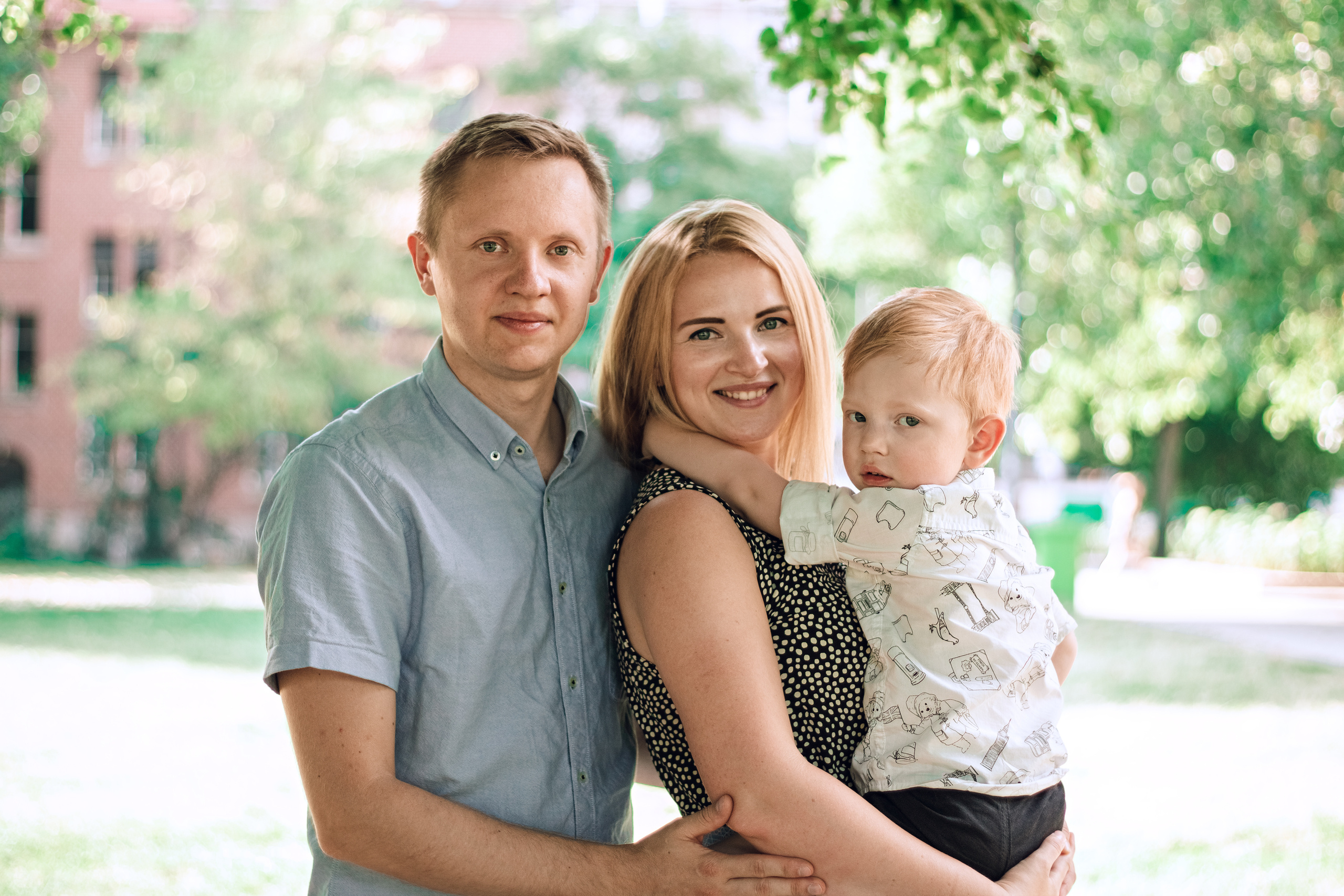 Fotoshooting mit Eltern und einem Sohn am Berliner Dom. Hochzeitsfotografie in Berlin Nataliia Schütze