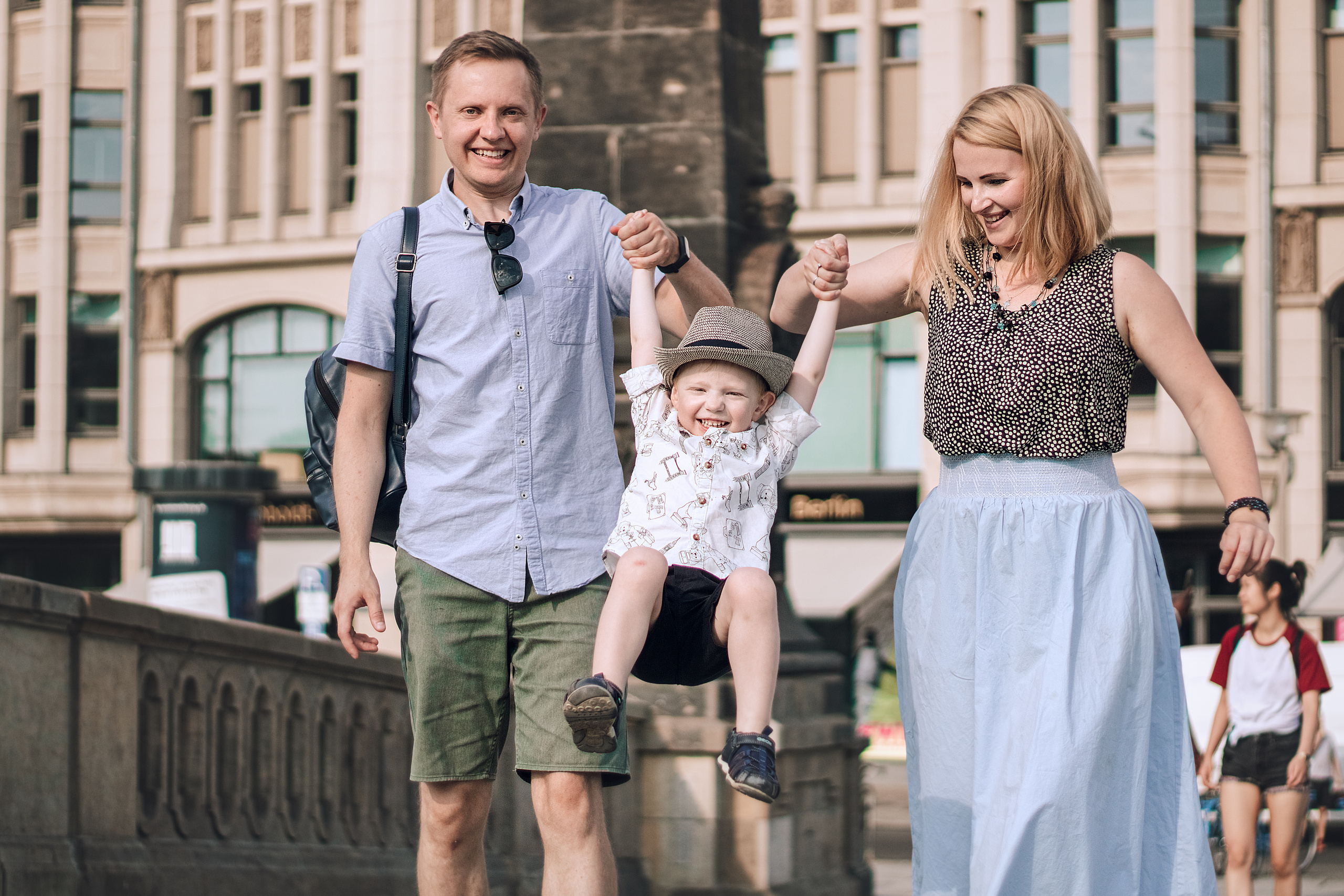 Fotoshooting mit Eltern und einem Sohn am Berliner Dom. Hochzeitsfotografie in Berlin Nataliia Schütze