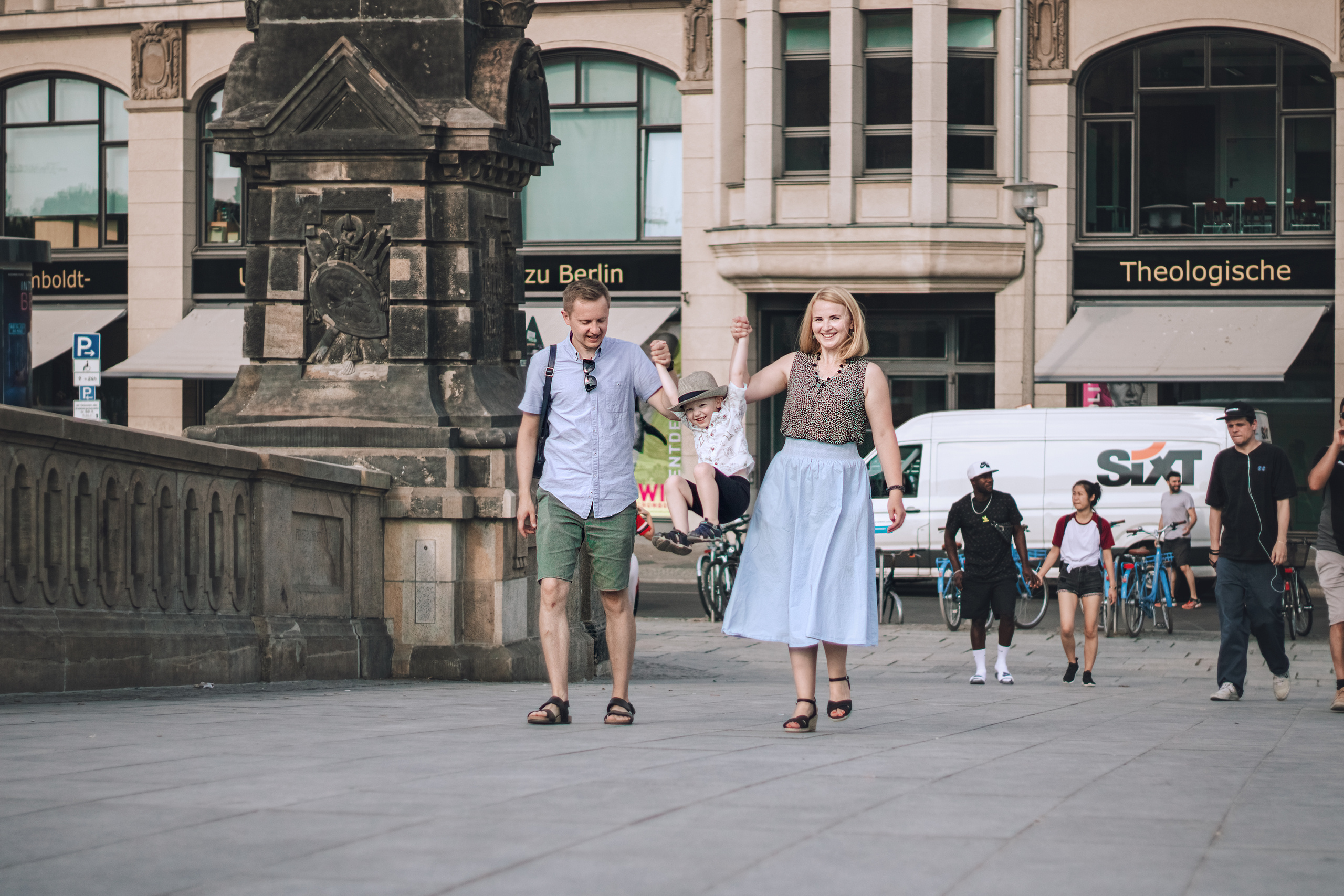 Fotoshooting mit Eltern und einem Sohn am Berliner Dom. Hochzeitsfotografie in Berlin Nataliia Schütze