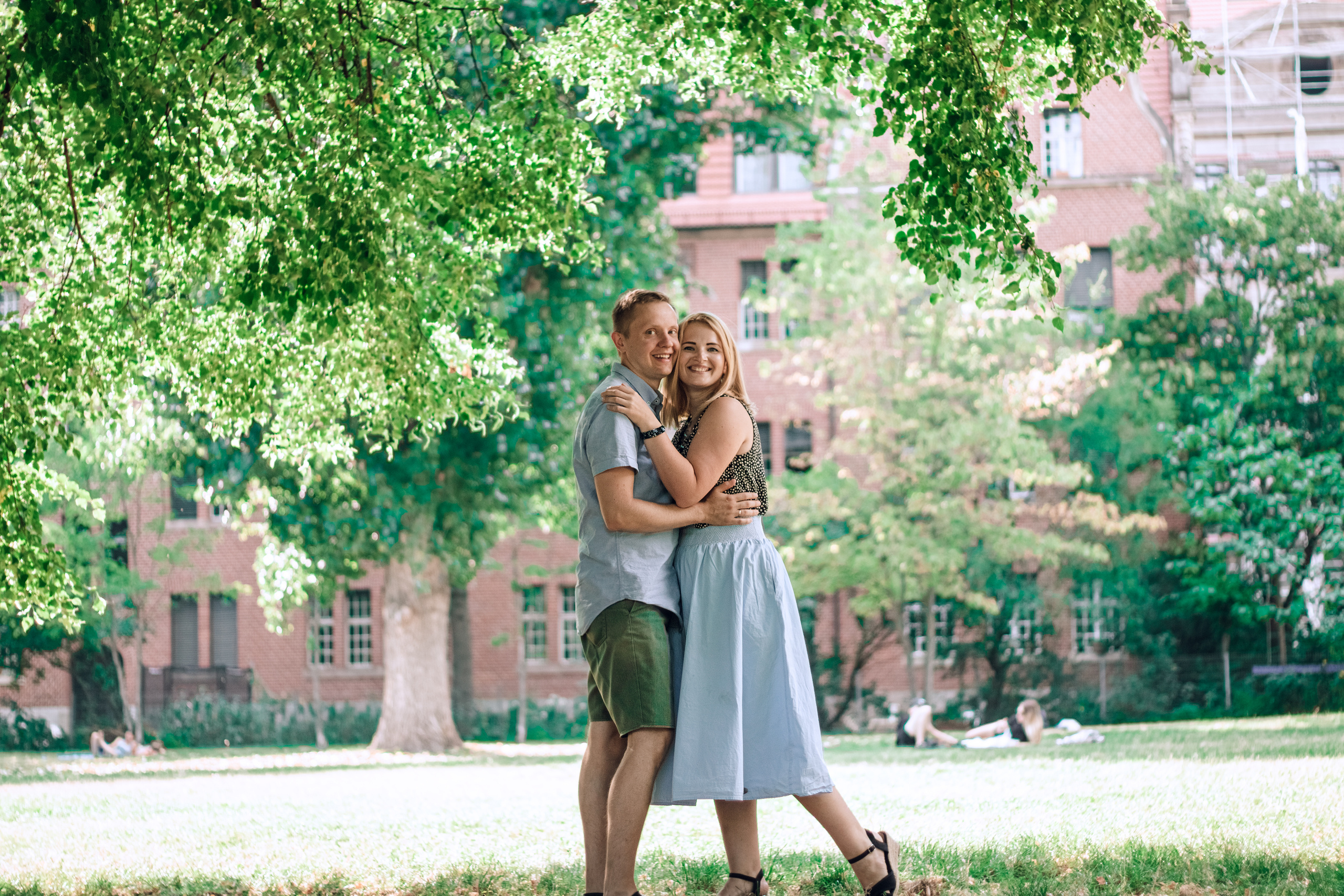 Fotoshooting mit Eltern und einem Sohn am Berliner Dom. Hochzeitsfotografie in Berlin Nataliia Schütze